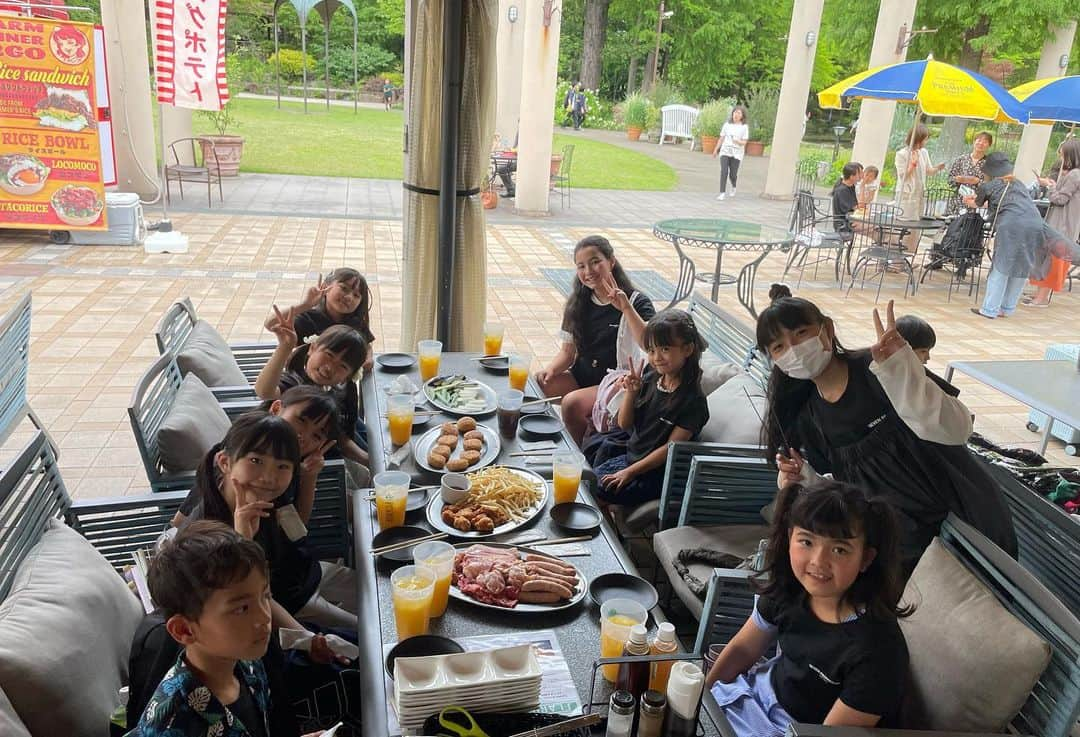 白井美帆さんのインスタグラム写真 - (白井美帆Instagram)「セブンプロモーションBBQ🍖10周年Tシャツをみんなで着て楽しみました♡ 今回も幹事をしてくれた加藤家🏠ありがとうございました🍽️ ベビーから高校生までみんな本当に仲良くて、名古屋•東京•大阪と、普段会えない子達もすぐ打ち解けて遊んでました❤️ 120名のビンゴ大会はなかなかおもしろいことになってました😆 ※集合写真は誰かしら目瞑りや違うところをみていますが 子供達なのでそこはご了承ください  #BBQ #フラリエ #セブンプロモーション」6月5日 13時38分 - shirai_miho77