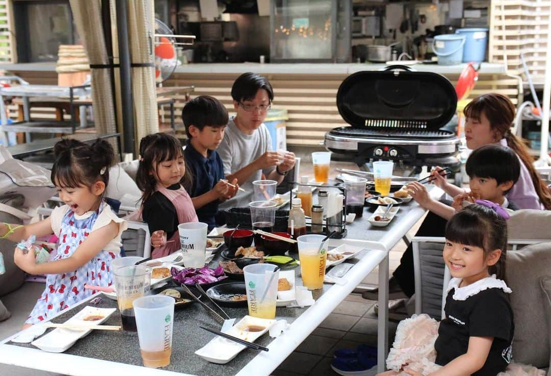 白井美帆さんのインスタグラム写真 - (白井美帆Instagram)「セブンプロモーションBBQ🍖10周年Tシャツをみんなで着て楽しみました♡ 今回も幹事をしてくれた加藤家🏠ありがとうございました🍽️ ベビーから高校生までみんな本当に仲良くて、名古屋•東京•大阪と、普段会えない子達もすぐ打ち解けて遊んでました❤️ 120名のビンゴ大会はなかなかおもしろいことになってました😆 ※集合写真は誰かしら目瞑りや違うところをみていますが 子供達なのでそこはご了承ください  #BBQ #フラリエ #セブンプロモーション」6月5日 13時38分 - shirai_miho77