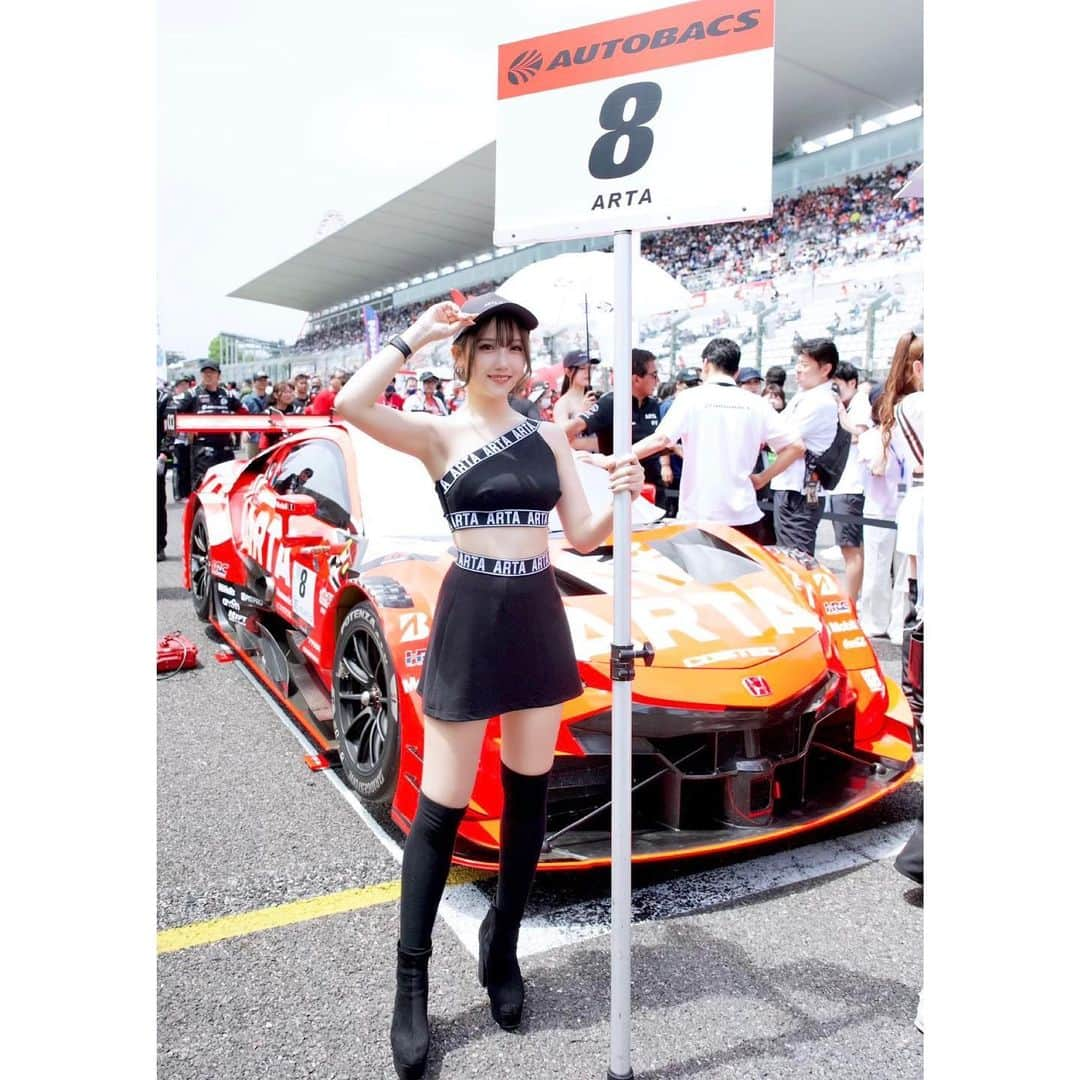 今井みどりのインスタグラム：「SUPERG Rd.3鈴鹿決勝レースは 大きなクラッシュによる赤旗終了 となってしまいましたが、ドライバーさんが無事で本当に良かったです…😭 8号車👉12位16号車👉7位 #8 は残念ながらポイント獲得ならずでしたが…次戦まで少し期間があくので、次こそ必ず🔥  沢山の応援をありがとうございました！ 次戦富士もよろしくお願いします🤲  久しぶりのグリッドボード、担当させていただきました！鈴鹿でもてて嬉しかった🥹❤️‍🔥 きてくれたみんなありがとうございました😊🖤  #ARTA #ARTAMUGEN #SUPERGT #AUTOBACS #無限#HONDA#スーパーGT #鈴鹿サーキット#レースクイーン#racequeen」