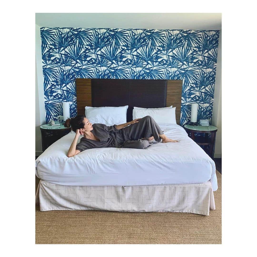 ブレンダのインスタグラム：「We swam, we played, we took late night walks on the beach. Feel rested and reset ☺️ Thank you @kaimanabeach for the royal treatment at your beautiful castle in the sand ❤️ And thank you @fightingeel for making this super soft and comfy outfit that was perfect for lounging, the beach and  even going out to dinner.   p.s. I just discovered that  @fightingeel makes the cutest pouches and travel accessories! Just in time for my upcoming trip to Japan ☺️💕」