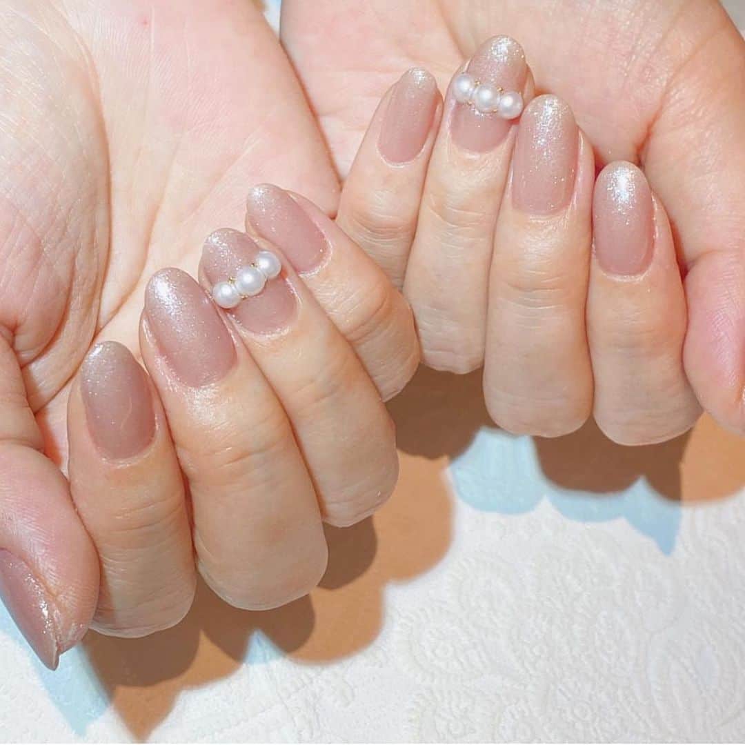 のインスタグラム：「ℙ𝕚𝕟𝕜 𝕓𝕖𝕚𝕘𝕖 × ℙ𝕖𝕒𝕣𝕝 ‎🤍 nails by  @sakurako_nail1248   #ピンクベージュネイル  #ピンクネイル #パールネイル #ラメネイル #キラキラネイル #ナチュラルネイル #pinkbeigenails  #pinknails  #pearlnails  #kirakiranails  #naturalnails   #erikonail #nails #naildesign #nailstagram #nailart #エリコネイル #ネイル #ネイルデザイン  #erikonail #表参道ネイルサロン #erikonail淡路桜子」