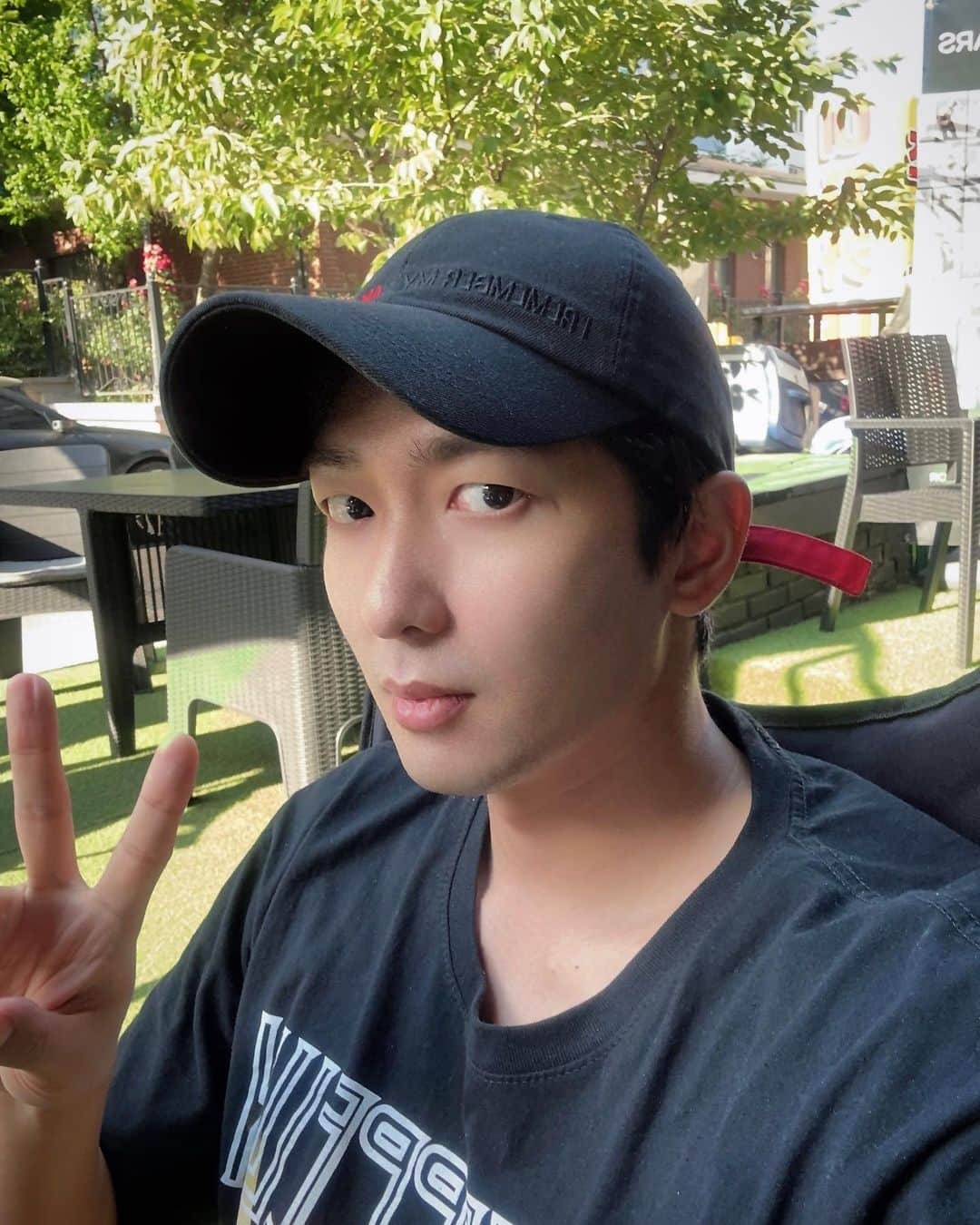 キム・ジョンモのインスタグラム：「폰바꾸고 첫셀카✌️」