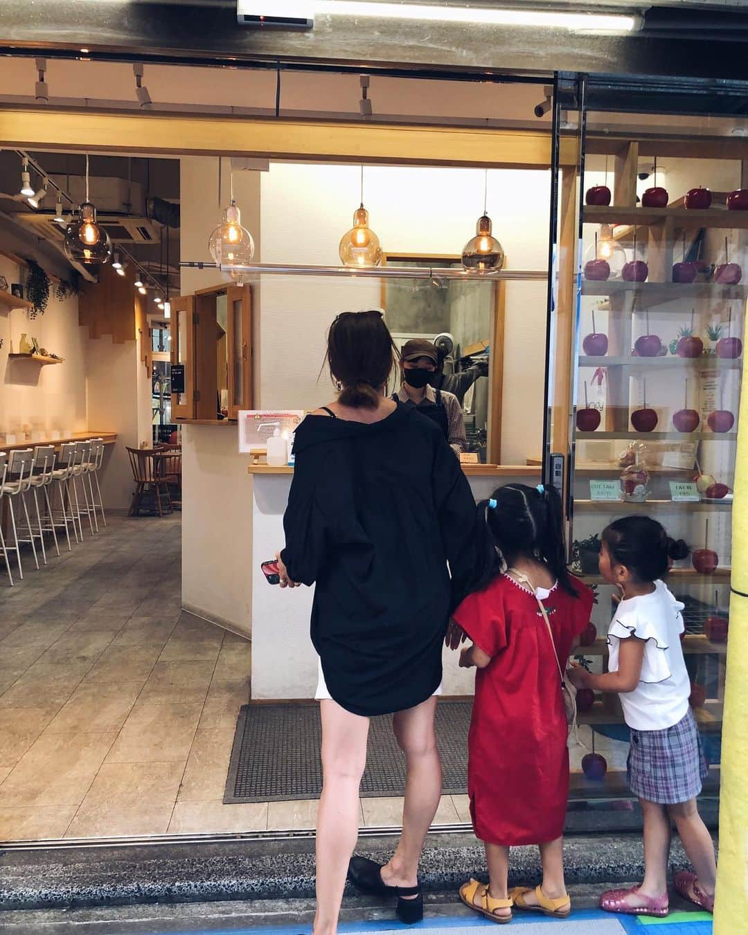 堀舞紀のインスタグラム：「🍎  @candy_apple_369   りんご飴🍎の概念を 覆されたお店🤙🏾  カリッカリで 中の🍎はジューシィで 美味しいんだ🤤  チビGAL達と 行ったら "YouTubeでみたから知ってるー" って🙊  情報ツウです事。  #YouTube世代 #2023 #令和だわ〜 #りんご飴 #子育て記録 #横浜グルメ #YOKOHAMA」