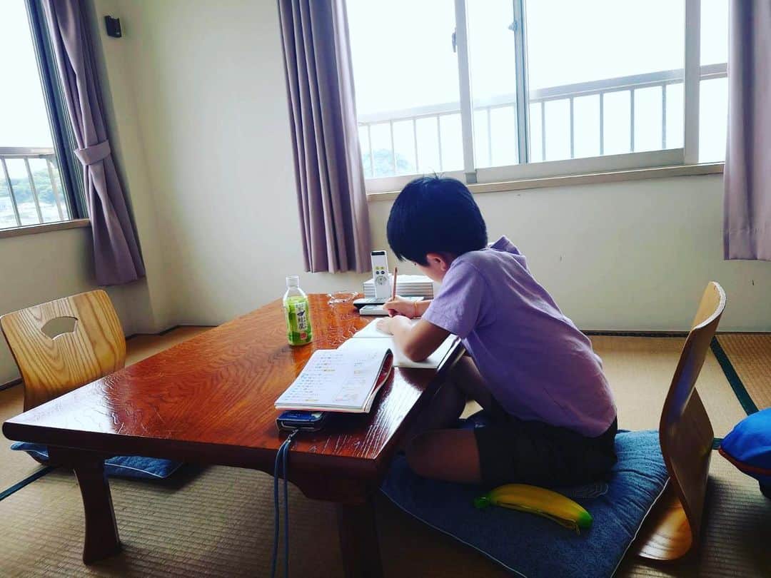 一三さんのインスタグラム写真 - (一三Instagram)「待機中に宿題をこなす欽之典。  偉いね。」6月5日 13時53分 - ichizou.co.jp