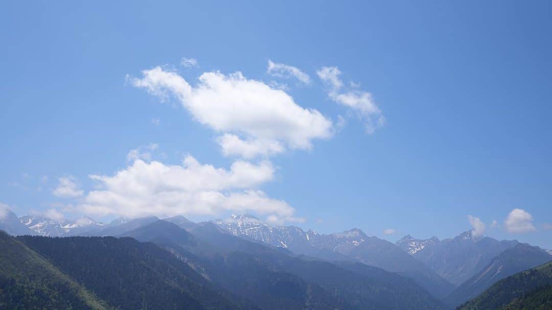 フォン・シャンシャンさんのインスタグラム写真 - (フォン・シャンシャンInstagram)「On the road to the west! Look at the view!! #Sichuan #Tibet #adventure #roadtrip #stillalive #altitudesickness」6月5日 13時54分 - shanshanfeng_golf