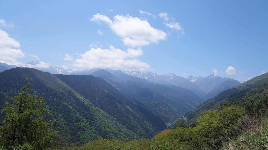 フォン・シャンシャンさんのインスタグラム写真 - (フォン・シャンシャンInstagram)「On the road to the west! Look at the view!! #Sichuan #Tibet #adventure #roadtrip #stillalive #altitudesickness」6月5日 13時54分 - shanshanfeng_golf