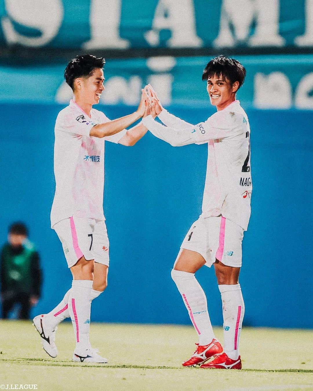 Ｊリーグさんのインスタグラム写真 - (ＪリーグInstagram)「📸𝐉.𝐋𝐄𝐀𝐆𝐔𝐄 𝐏𝐡𝐨𝐭𝐨𝐠𝐫𝐚𝐩𝐡⚽  ∼明治安田生命Ｊ１リーグ第16節∼ 駆けつけてくれたファン・サポーターのために戦う姿を写真で振り返ります👀  #サンフレッチェ広島 #茶島雄介 #横浜Fマリノス #マルコスジュニオール #名古屋グランパス #マテウスカストロ #ガンバ大阪 #三浦弦太 #北海道コンサドーレ札幌 #荒野拓馬 #サガン鳥栖 #長沼洋一 #湘南ベルマーレ #町野修斗 #鹿島アントラーズ #鈴木優磨 #浦和レッズ #アレクサンダーショルツ  #Jリーグ #jleague #サッカー #soccer #football #J30」6月5日 14時01分 - jleaguejp