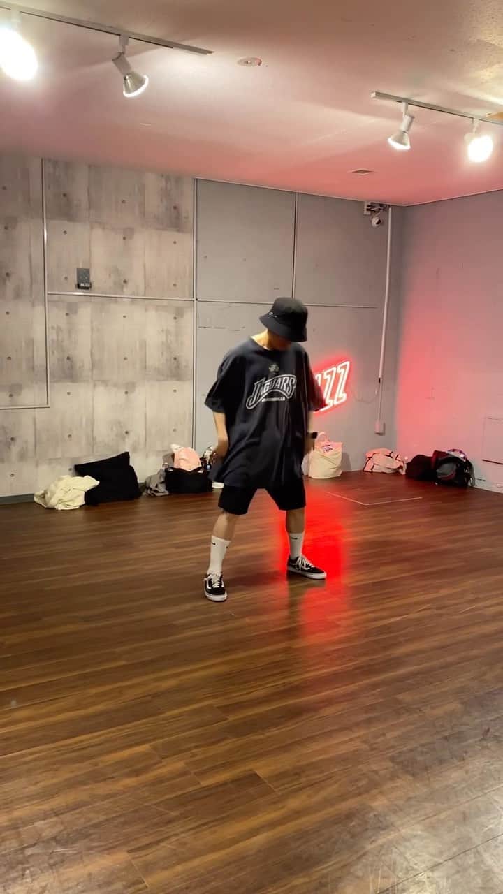 古謝那伊留のインスタグラム：「昨日はダンスレッスン初心者(大阪)でした🕺✨  やっぱりback numberさんの楽曲は振りが作りやすくて楽しいです！！  まだ大阪のダンスレッスンは残っておりますので これから沢山振り作るぞー！！  次は水曜日！楽しみだ😏✨  高嶺の花子さん / back number  #choreographer #コレオグラファー #DANCE #ダンス #高嶺の花子さん #backnumber」