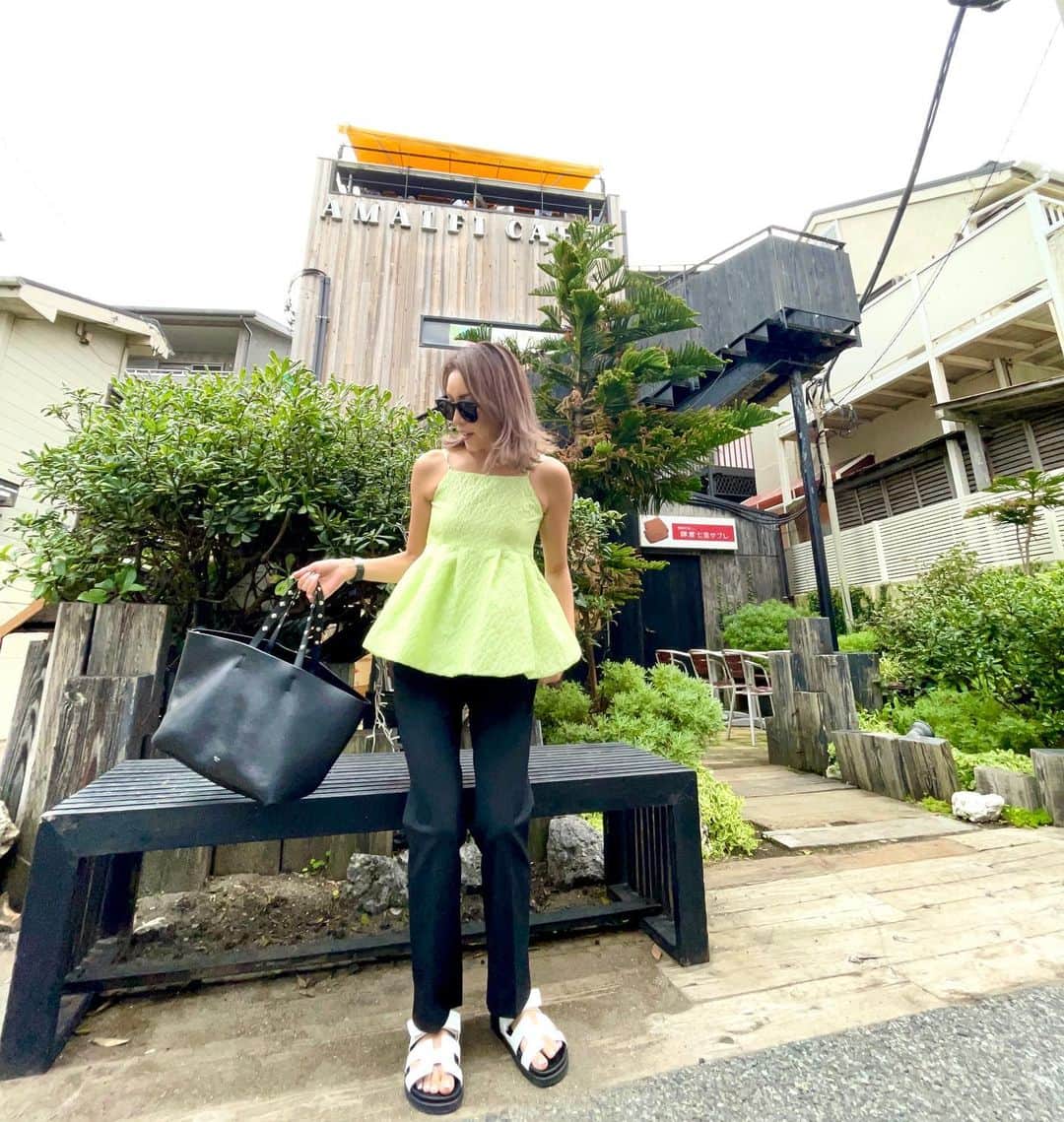 ETSUKOのインスタグラム：「ライムグリーンの 可愛いバルーンキャミ💚🎈 グレー🩶キャップ🧢 お　き　に　😆 今年大活躍してくれそう🩶 @cavezarosso  #cavezarosso  pants#UNIQLO bag#celine  sandal#hermes」