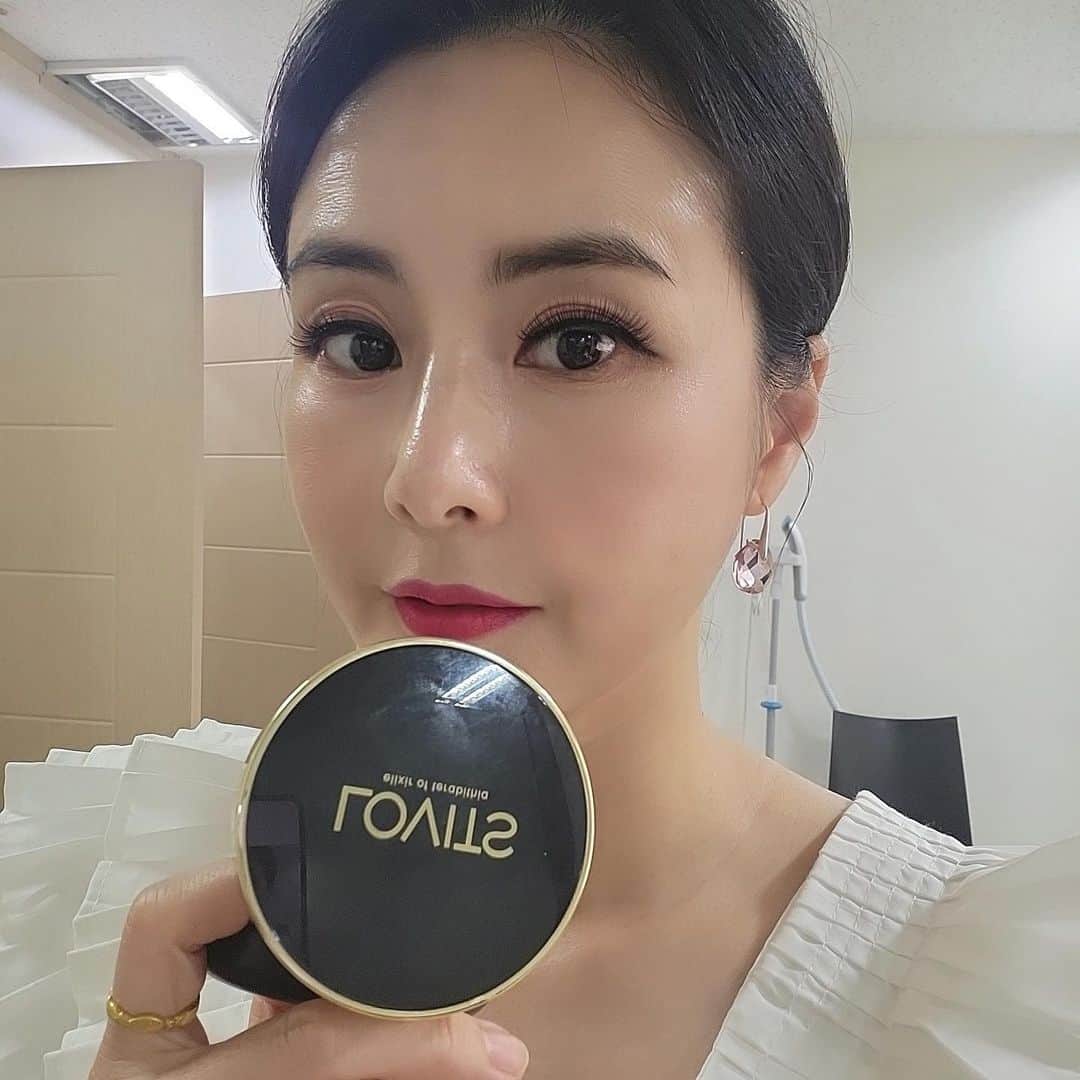 チェ・ジョンユンさんのインスタグラム写真 - (チェ・ジョンユンInstagram)「로비츠에센스팩트   잠시후 현대홈쇼핑에서 2:40분에 만나용 하루종일 무너짐 없이  특별한 수정안해도 깨끗하게 유지되는 팩트  저는 손가는거 귀찮아 하는 편이라  아침에 한번 두들기고 끝이에요^^   사용후 팩트는 거울로만 사용하게 되는거  대박 아닌가용?  손쉽게 도자기피부 연출해보세용.  #로비츠에센스팩트 #에센스팩트#여름화장#도자기피부#여배우메이크업 #수정메이크업 x  ⠀」6月5日 14時06分 - choi._.jy_