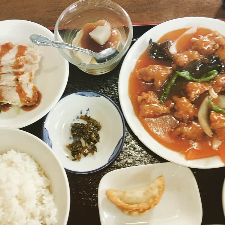松田洋治のインスタグラム：「本日はMilano座稽古はお休みで梁山泊倉庫から荷出し→花園搬入。体力勝負につきパワーランチ。」