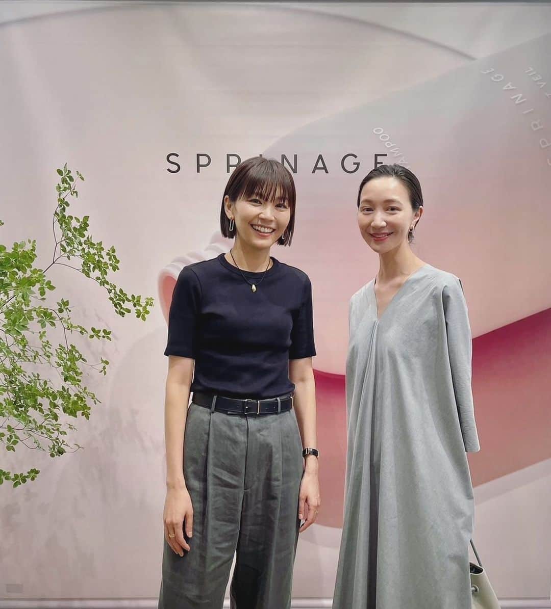 のインスタグラム：「先日SPRINAGE新商品モイストヴェール発表会に愛可ちゃんと行って来ました。  @sprinage_official   @aikick   低刺激処方ラインの「モイストヴェール」キー成分には日本で古くから漢方としても用いられてきた紫根（シコン）が配合されています。水分バランスを整え肌のバリア機能をサポート。ピンクのテクスチャーは成分の色なんですって。 パッケージもほんのりピンクでシコンの色を彷彿させます。  外に出ていることが多い私は地肌が日に焼け、髪の毛もパサつきがちになるのが悩みでした。 モイストヴェールのシャンプーとトリートメントを使うようになってから、地肌は健やかに、髪の毛は潤いツヤツヤになってきました。 今年の夏はモイストヴェールシリーズのおかげでダメージ知らずになりそう😊  バームも出かける時は必ずつけています。ベトつかずほどよいまとまりが好みの質感に。 手についたバームも肌に馴染ませるとしっとり潤いのある肌になるから一石二鳥。 モイストヴェールのおかげ毎日のお手入れが楽しいです❤️  全国の取り扱いサロンで購入できます😊  #スプリナージュ  #髪に貯湿  #pr」
