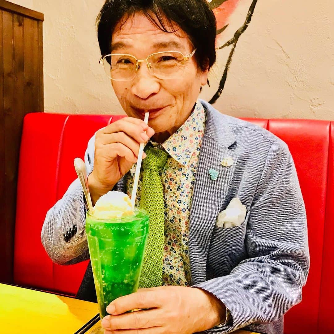 尾木直樹さんのインスタグラム写真 - (尾木直樹Instagram)「30℃もの猛暑日！！堪らず駅近くのお店で大好き💕な「クリームソーダ」飲んだよ！ - #クリームソーダ#昭和の味 #暑い日にぴったり #美味しいね #学校視察の帰り #尾木ママ #大好物」6月5日 14時10分 - oginaoki_ogimama