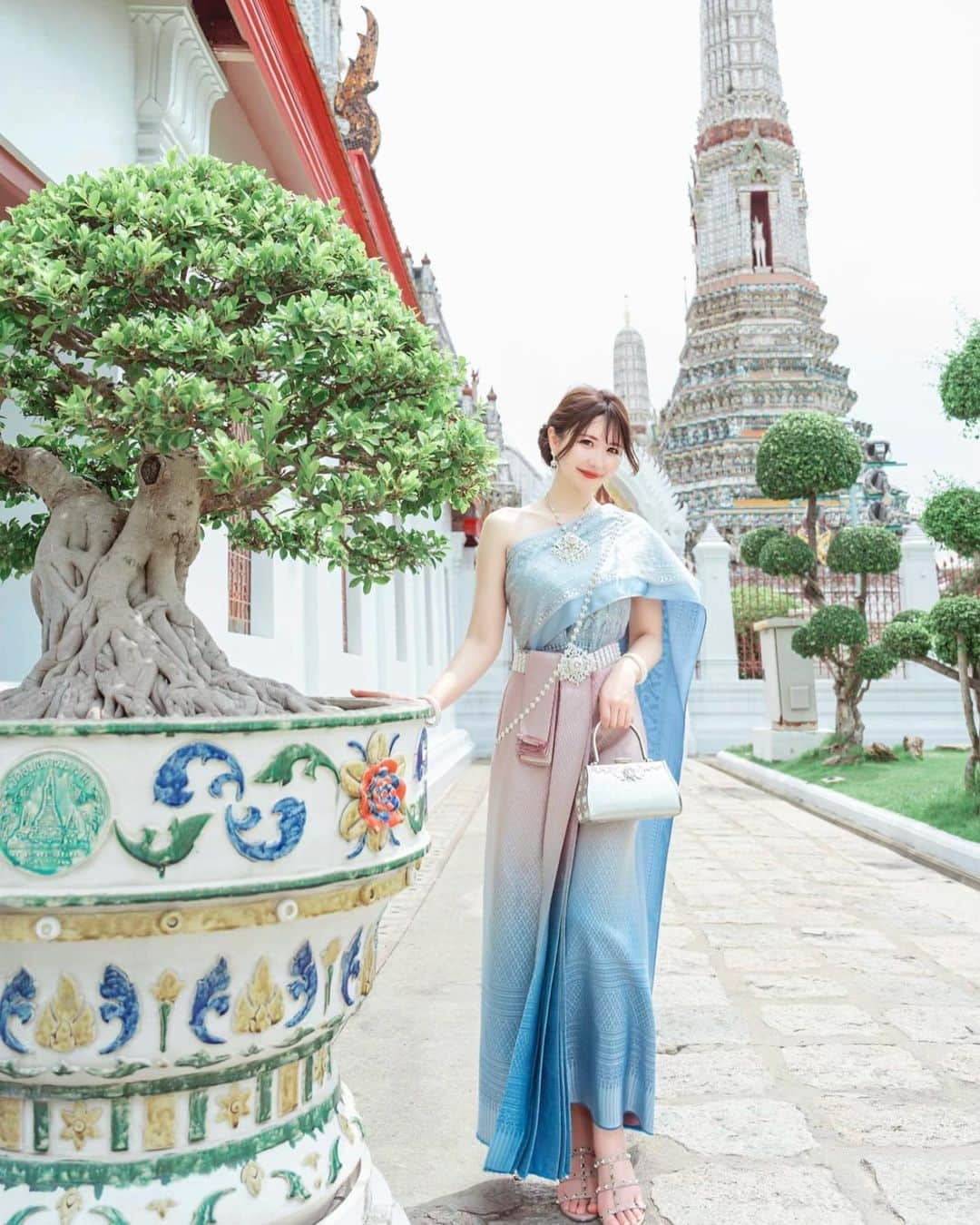 ayaさんのインスタグラム写真 - (ayaInstagram)「🇹🇭🛕⋆° ⁡ このタイ衣装めっちゃ好評だったなぁ👗🙈 ⁡ バンコク旅行へ行くならタイ衣装を着て寺院巡り してみたかったの💕🥹 ⁡ SENSE OF THAI（センスオブタイ）では 衣装、バッグ、アクセサリーもトータルで貸し出し してくれるよ👗👜💍 ⁡ @sense_of_thai  ⁡ サンダルだけ持参してね👠 あとヘアセットはセルフでした💇‍♀️ ⁡ 予約もラインから🆗やし英語で対応可能なので 安心だったよ👍✨ ⁡ 寺院はワットアルンやワットポーが近くて 撮影でも人気みたいです♥︎🛕 ⁡ ワットアルンめっちゃ素敵だったな🥹✨ ⁡ ジェスチャーでポージング指定もしてくれるから カメラ撮られ慣れてなくても平気だよ📷🫣 ⁡ バンコク旅の素敵な思い出にぜひ💓🫶🏻 ⁡ 🙎🏻‍♂️ Male : 600-800 バーツ/day 🙍🏻‍♀️ Female : 600-900 バーツ/day 👧🏻👦🏼 Kid : 400 バーツ/day 📷カメラマン撮影料2,600バーツ/1hour ⁡ #タイ#タイ旅行#バンコク#ワットアルン#バンコク旅行#タイ衣装#タイ観光#寺院#寺院巡り #バンコク観光 #ワットポー#senseofthai #bangkok #thailand #watarun」6月5日 14時20分 - aya.v_v.ka