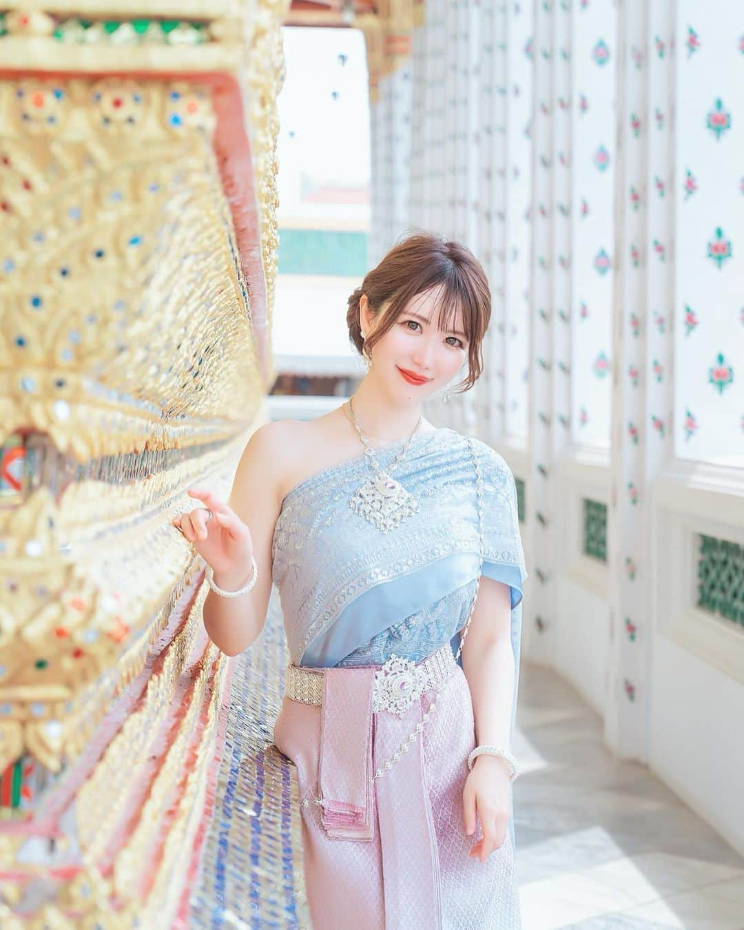 ayaさんのインスタグラム写真 - (ayaInstagram)「🇹🇭🛕⋆° ⁡ このタイ衣装めっちゃ好評だったなぁ👗🙈 ⁡ バンコク旅行へ行くならタイ衣装を着て寺院巡り してみたかったの💕🥹 ⁡ SENSE OF THAI（センスオブタイ）では 衣装、バッグ、アクセサリーもトータルで貸し出し してくれるよ👗👜💍 ⁡ @sense_of_thai  ⁡ サンダルだけ持参してね👠 あとヘアセットはセルフでした💇‍♀️ ⁡ 予約もラインから🆗やし英語で対応可能なので 安心だったよ👍✨ ⁡ 寺院はワットアルンやワットポーが近くて 撮影でも人気みたいです♥︎🛕 ⁡ ワットアルンめっちゃ素敵だったな🥹✨ ⁡ ジェスチャーでポージング指定もしてくれるから カメラ撮られ慣れてなくても平気だよ📷🫣 ⁡ バンコク旅の素敵な思い出にぜひ💓🫶🏻 ⁡ 🙎🏻‍♂️ Male : 600-800 バーツ/day 🙍🏻‍♀️ Female : 600-900 バーツ/day 👧🏻👦🏼 Kid : 400 バーツ/day 📷カメラマン撮影料2,600バーツ/1hour ⁡ #タイ#タイ旅行#バンコク#ワットアルン#バンコク旅行#タイ衣装#タイ観光#寺院#寺院巡り #バンコク観光 #ワットポー#senseofthai #bangkok #thailand #watarun」6月5日 14時20分 - aya.v_v.ka