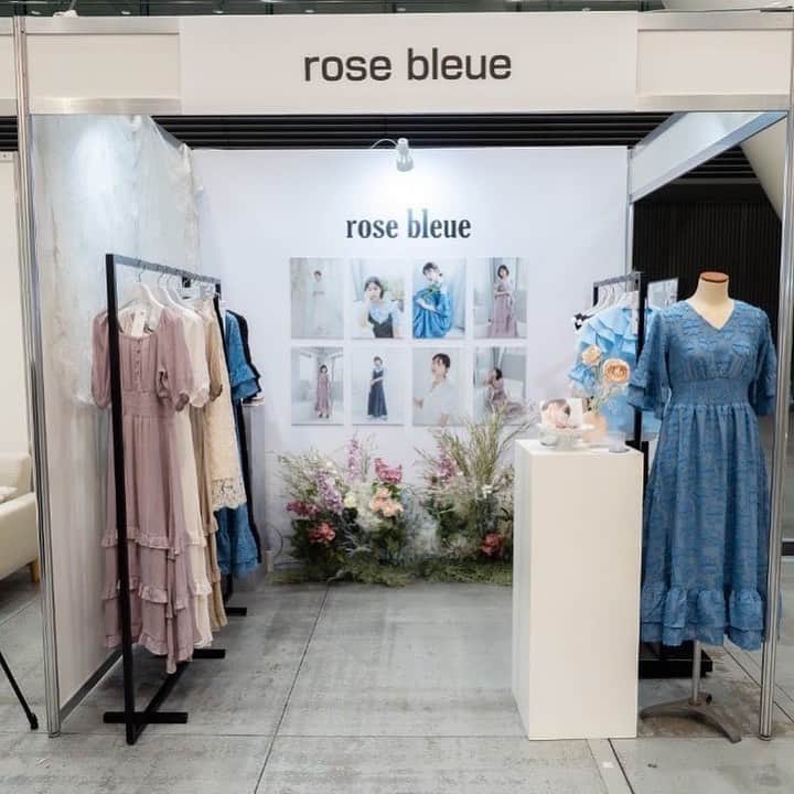 有村藍里さんのインスタグラム写真 - (有村藍里Instagram)「🪿 先週の30日に @rosebleue_store  ルミネエストさんでのPOPUPが終わってから、 土日は東京国際フォーラムで開催された @next_trend_fes さんのイベントでした。  rose bleue初出展させていただきました🌼 ありがとうございました。  1日目はゲストとしてトークショーへ登壇させていただきました。今回はサプライズゲストという形だったので色々な告知がギリギリになってしまってごめんね。いつも応援ありがとう♡  運営関係者の皆様、 MCの吉木りささん、永松文太さんありがとうございました。  コスメラインのクラルムもブースに置かせてもらったのですが、沢山の方に見ていただけたり、初めてrose bleueを知ってくださった方とも出会えて嬉しかったです。急遽だったのに駆けつけてくださった皆さんもありがとうございました。  今回の出会いも大切にしていきたいな。他のブースの出展者の方々もお写真撮ってくださったりして…感無量です。 出展者の皆さんも素敵な方々ばかりでした。  スキンケアやコスメ、インナーケアや最新アイテム、トレンド紹介など毎日の生活を彩ってくれるようなワクワクと触れ合える楽しいイベントでした。  アパレル部門は、rose bleueだけだったかと思いますが、足を止めブースを見てくださる方も多く、こういったイベントだから勇気を出して会いにきた、と伝えてくださったり そんなそんな…私なんかを… ってやっぱり思っちゃったりもするのですが 沢山の愛をいただいて私も素直に お返ししたい気持ちでいっぱいになりました。  rose bleueのことずっと守り続けたいな。 好きでいてくれるみんなとの大切な居場所です。 ときめきや可愛いを共有できる大切な場所。  そしてrose bleueは新企画進行中…👗 今月中旬くらいには発表できるかと思います。 楽しみにしていてもらえたら嬉しいな。 @rosebleue_store  #ネクストトレンドフェス」6月5日 14時31分 - arimuraairi