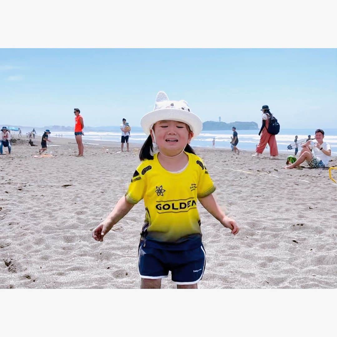 眞田佳織さんのインスタグラム写真 - (眞田佳織Instagram)「🌊毎日お嬢🌊 ビーチフラッグ大会に出場🚩 2回戦で負けてしまって大号泣（4枚目）→海に向かって暫く一人で涙を流す娘😂（5枚目） . 元陸上部母ちゃん（あたし）、 ここぞとばかりに「悔しかったね、でも負ける日があるから勝つと嬉しいんやで！！強くなったで！！」と、励まし散らかしました。本当に頑張ったよ娘🤣🤣🤣 . フラッグ→海遊び（1.5h）→昼寝→市民プール（1.5h）という体力おばけちゃんも35歳もバタンキューな日曜でした。尊い！ . . #ビーチフラッグ #体操教室 #湘南 #年少 #習い事 #3歳10ヶ月 #キッズ #プール」6月5日 14時51分 - kaori_sanada