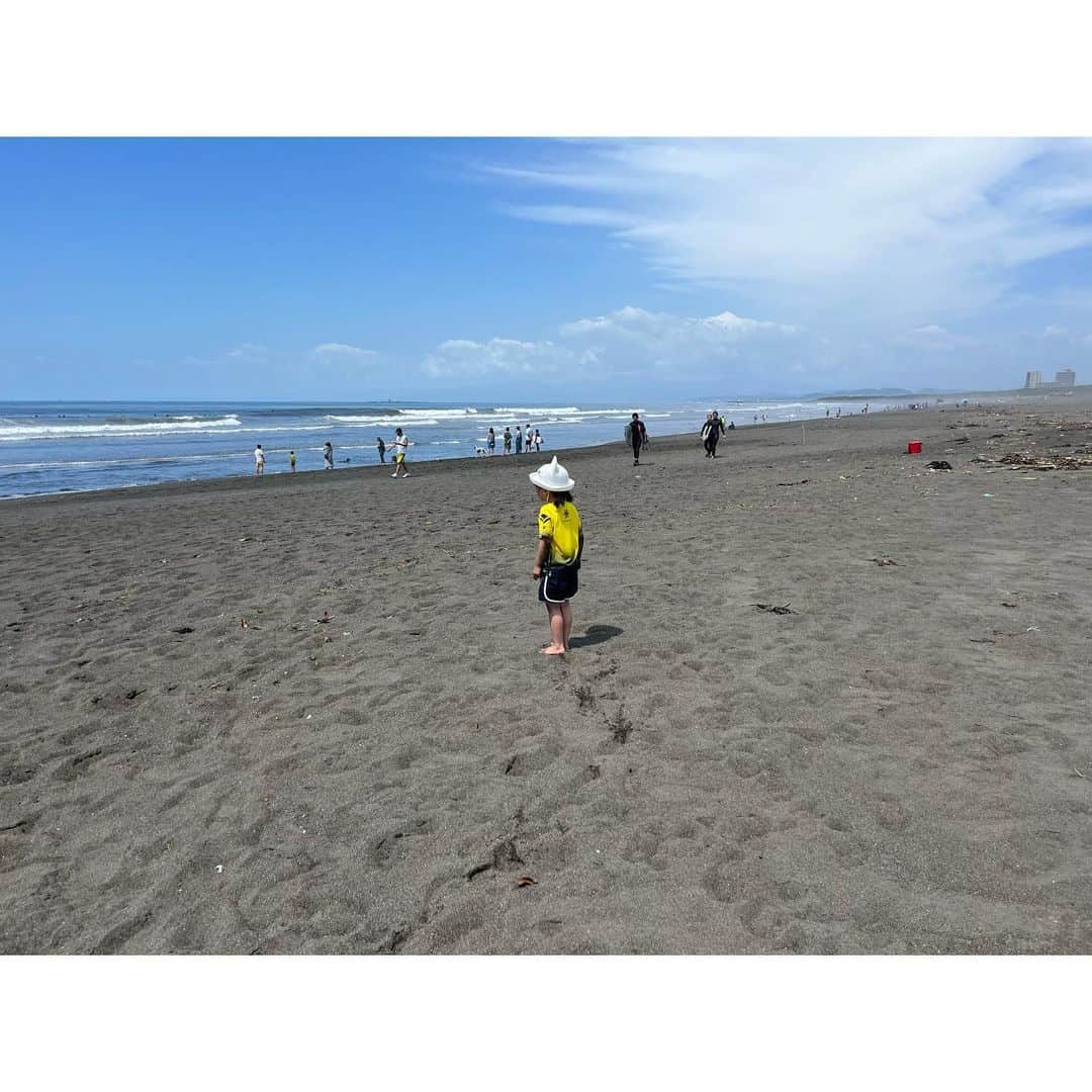 眞田佳織さんのインスタグラム写真 - (眞田佳織Instagram)「🌊毎日お嬢🌊 ビーチフラッグ大会に出場🚩 2回戦で負けてしまって大号泣（4枚目）→海に向かって暫く一人で涙を流す娘😂（5枚目） . 元陸上部母ちゃん（あたし）、 ここぞとばかりに「悔しかったね、でも負ける日があるから勝つと嬉しいんやで！！強くなったで！！」と、励まし散らかしました。本当に頑張ったよ娘🤣🤣🤣 . フラッグ→海遊び（1.5h）→昼寝→市民プール（1.5h）という体力おばけちゃんも35歳もバタンキューな日曜でした。尊い！ . . #ビーチフラッグ #体操教室 #湘南 #年少 #習い事 #3歳10ヶ月 #キッズ #プール」6月5日 14時51分 - kaori_sanada