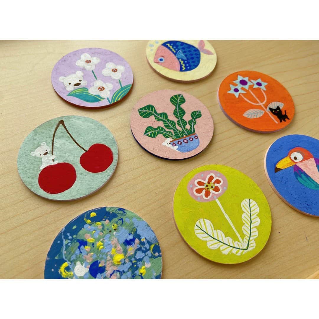 おおで ゆかこのインスタグラム：「古いアクリル絵の具を引っ張り出して来てミニウォールアートを個展用に描きました🎨そうだ、厚塗り楽しかったんだと思い出しました！これから増やして展示販売できればと思います。」