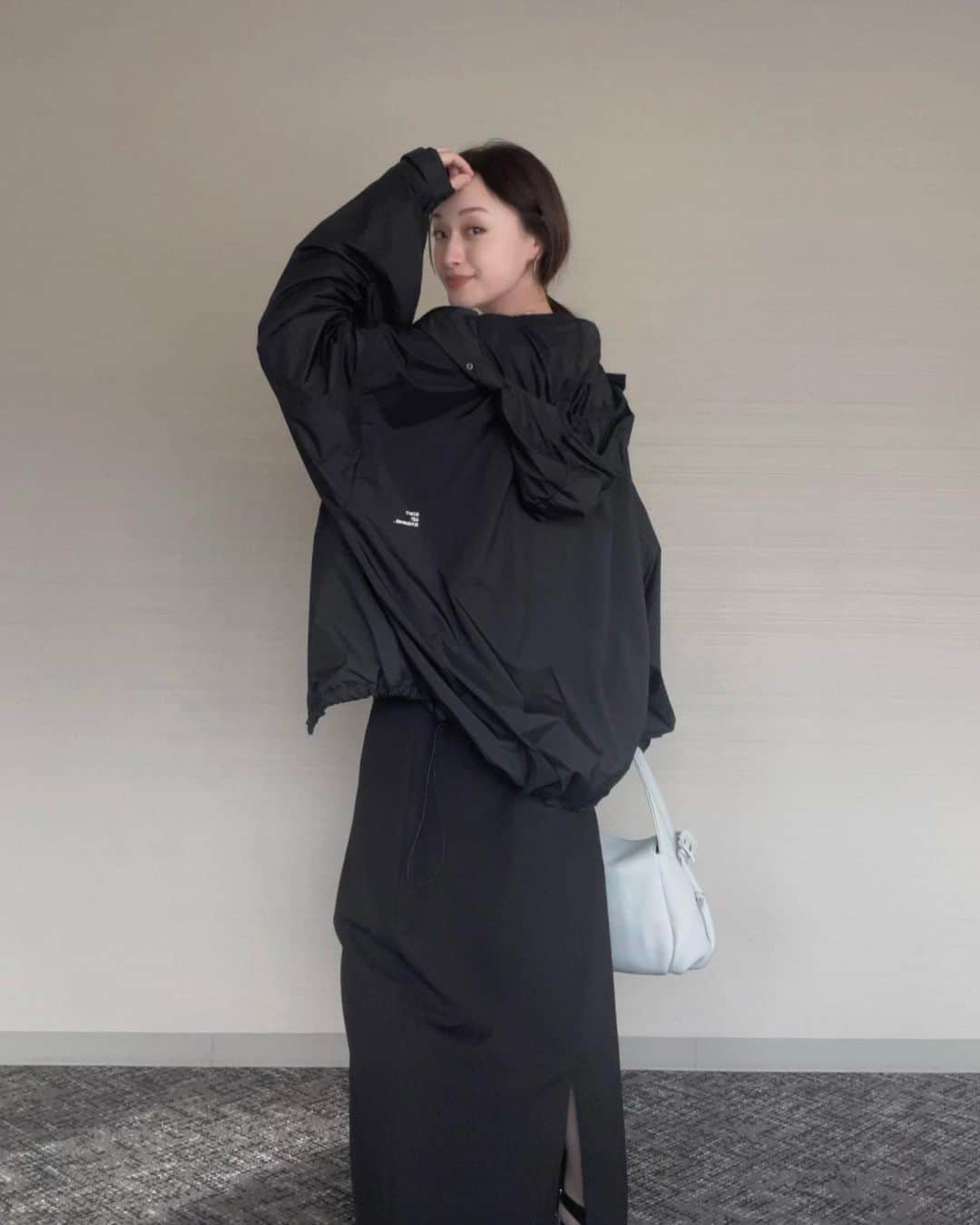 田中マヤさんのインスタグラム写真 - (田中マヤInstagram)「UVカットパーカーを作りました🤍  焼けたくないけど、 太陽の下で思いっきり楽しみたい☀️  日焼け止めを塗り直さなくても 羽織るだけ！  ⚫︎自転車に乗る時 ⚫︎子供の送り迎え ⚫︎公園で遊ぶ時 ⚫︎スポーツ観戦や試合観戦 ⚫︎海・プール・キャンプ ⚫︎車に乗る時 ⚫︎運動会 ⚫︎日傘をさしにくい状況 etc...  さまざまなシーンで 羽織るだけでUV対策ができるパーカー！ フード、マスクカバーをすれば ほぼ完全防備で 紫外線から守ることもできるんです✨  ポイントは☝🏻 ⚫︎ UPF50の高性能な紫外線保護指数を実現した素材を使用 ⚫︎軽量、かつコンパクトに収納可能 ⚫︎口元には、容易に着脱可能なマスクカバー ⚫︎手の甲を覆い隠す袖の長さと、ベルクロシステム ⚫︎インナーを気にしないたっぷりボリューミーな袖 ⚫︎お尻までちゃんと隠せるオーバーサイズ ⚫︎裾のドローコードで、ボリューム感が変幻自在 ⚫︎裾の絞り具合でショート丈にもなる ⚫︎クシャッと畳んでもシワになりにくい ⚫︎夏が終われば、普通のアウターとしても  背中に小さく😁 “DON'T GET SUNBURNED…” という文字。  オーバーサイズなので、 ユニセックスで家族で着ていただけます🤍  @cbp.tokyo か @tanakamaya_official のハイライト からも購入可能です✨  今年の夏も日焼け対策しながら 思いっきり楽しみましょっ😁✨  #ootd #fashion #패션 #コーデ #コーディネート #マヤコーデネート #私服 #マヤ服 #低身長コーデ #低身長 #小柄コーデ #uv #uvカット #uvカットパーカー #日焼け対策 #白肌 #日焼け対策グッズ #美白 #色白 #夏の必需品」6月5日 15時01分 - tanakamaya__official