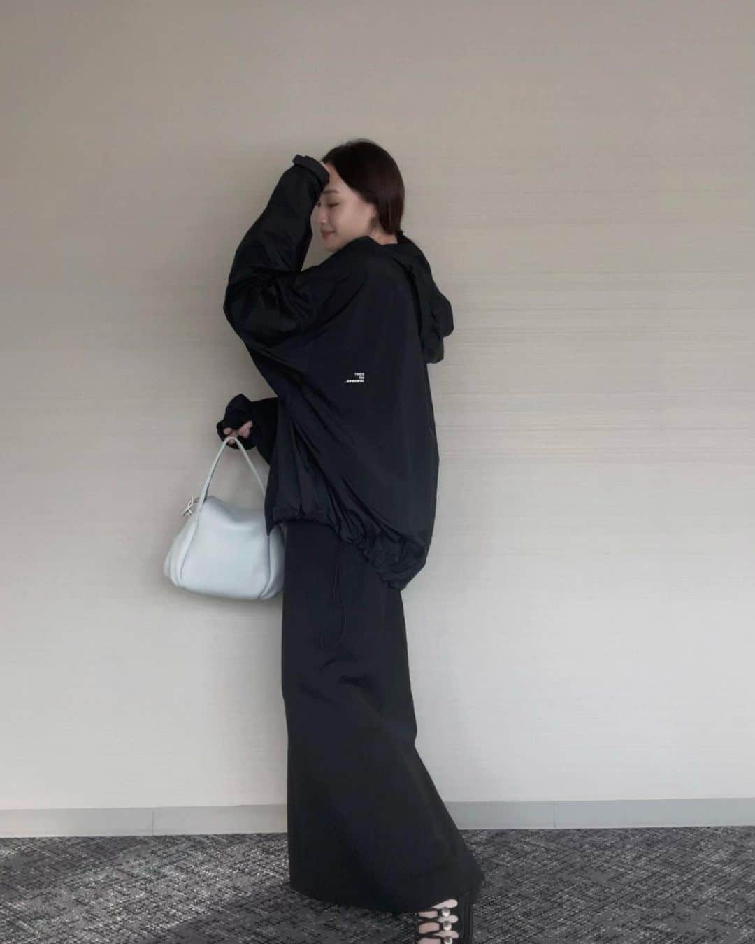 田中マヤさんのインスタグラム写真 - (田中マヤInstagram)「UVカットパーカーを作りました🤍  焼けたくないけど、 太陽の下で思いっきり楽しみたい☀️  日焼け止めを塗り直さなくても 羽織るだけ！  ⚫︎自転車に乗る時 ⚫︎子供の送り迎え ⚫︎公園で遊ぶ時 ⚫︎スポーツ観戦や試合観戦 ⚫︎海・プール・キャンプ ⚫︎車に乗る時 ⚫︎運動会 ⚫︎日傘をさしにくい状況 etc...  さまざまなシーンで 羽織るだけでUV対策ができるパーカー！ フード、マスクカバーをすれば ほぼ完全防備で 紫外線から守ることもできるんです✨  ポイントは☝🏻 ⚫︎ UPF50の高性能な紫外線保護指数を実現した素材を使用 ⚫︎軽量、かつコンパクトに収納可能 ⚫︎口元には、容易に着脱可能なマスクカバー ⚫︎手の甲を覆い隠す袖の長さと、ベルクロシステム ⚫︎インナーを気にしないたっぷりボリューミーな袖 ⚫︎お尻までちゃんと隠せるオーバーサイズ ⚫︎裾のドローコードで、ボリューム感が変幻自在 ⚫︎裾の絞り具合でショート丈にもなる ⚫︎クシャッと畳んでもシワになりにくい ⚫︎夏が終われば、普通のアウターとしても  背中に小さく😁 “DON'T GET SUNBURNED…” という文字。  オーバーサイズなので、 ユニセックスで家族で着ていただけます🤍  @cbp.tokyo か @tanakamaya_official のハイライト からも購入可能です✨  今年の夏も日焼け対策しながら 思いっきり楽しみましょっ😁✨  #ootd #fashion #패션 #コーデ #コーディネート #マヤコーデネート #私服 #マヤ服 #低身長コーデ #低身長 #小柄コーデ #uv #uvカット #uvカットパーカー #日焼け対策 #白肌 #日焼け対策グッズ #美白 #色白 #夏の必需品」6月5日 15時01分 - tanakamaya__official