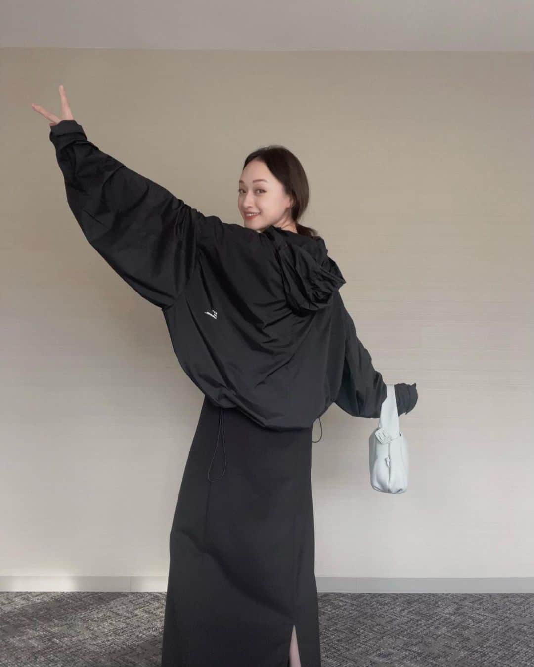 田中マヤさんのインスタグラム写真 - (田中マヤInstagram)「UVカットパーカーを作りました🤍  焼けたくないけど、 太陽の下で思いっきり楽しみたい☀️  日焼け止めを塗り直さなくても 羽織るだけ！  ⚫︎自転車に乗る時 ⚫︎子供の送り迎え ⚫︎公園で遊ぶ時 ⚫︎スポーツ観戦や試合観戦 ⚫︎海・プール・キャンプ ⚫︎車に乗る時 ⚫︎運動会 ⚫︎日傘をさしにくい状況 etc...  さまざまなシーンで 羽織るだけでUV対策ができるパーカー！ フード、マスクカバーをすれば ほぼ完全防備で 紫外線から守ることもできるんです✨  ポイントは☝🏻 ⚫︎ UPF50の高性能な紫外線保護指数を実現した素材を使用 ⚫︎軽量、かつコンパクトに収納可能 ⚫︎口元には、容易に着脱可能なマスクカバー ⚫︎手の甲を覆い隠す袖の長さと、ベルクロシステム ⚫︎インナーを気にしないたっぷりボリューミーな袖 ⚫︎お尻までちゃんと隠せるオーバーサイズ ⚫︎裾のドローコードで、ボリューム感が変幻自在 ⚫︎裾の絞り具合でショート丈にもなる ⚫︎クシャッと畳んでもシワになりにくい ⚫︎夏が終われば、普通のアウターとしても  背中に小さく😁 “DON'T GET SUNBURNED…” という文字。  オーバーサイズなので、 ユニセックスで家族で着ていただけます🤍  @cbp.tokyo か @tanakamaya_official のハイライト からも購入可能です✨  今年の夏も日焼け対策しながら 思いっきり楽しみましょっ😁✨  #ootd #fashion #패션 #コーデ #コーディネート #マヤコーデネート #私服 #マヤ服 #低身長コーデ #低身長 #小柄コーデ #uv #uvカット #uvカットパーカー #日焼け対策 #白肌 #日焼け対策グッズ #美白 #色白 #夏の必需品」6月5日 15時01分 - tanakamaya__official
