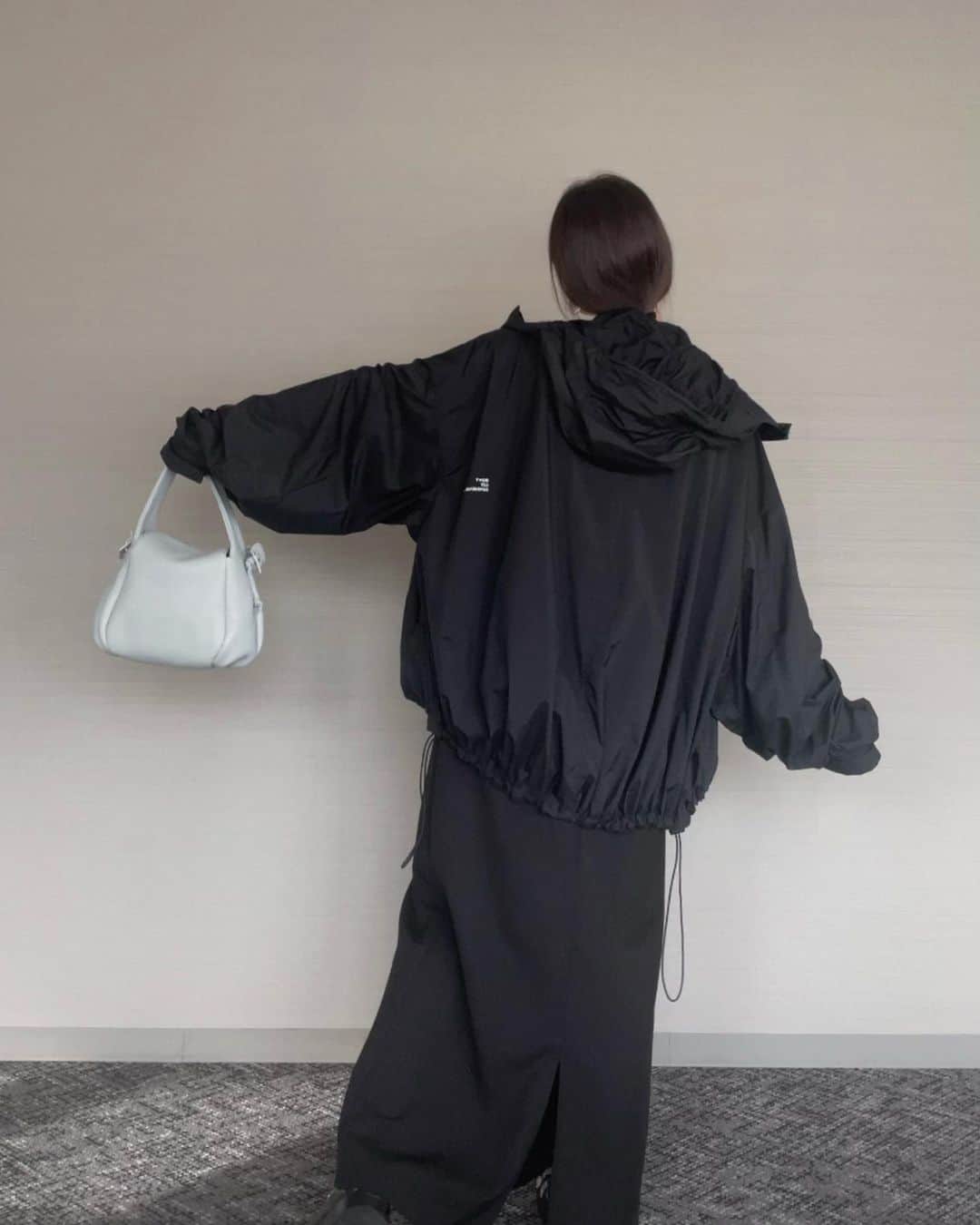 田中マヤさんのインスタグラム写真 - (田中マヤInstagram)「UVカットパーカーを作りました🤍  焼けたくないけど、 太陽の下で思いっきり楽しみたい☀️  日焼け止めを塗り直さなくても 羽織るだけ！  ⚫︎自転車に乗る時 ⚫︎子供の送り迎え ⚫︎公園で遊ぶ時 ⚫︎スポーツ観戦や試合観戦 ⚫︎海・プール・キャンプ ⚫︎車に乗る時 ⚫︎運動会 ⚫︎日傘をさしにくい状況 etc...  さまざまなシーンで 羽織るだけでUV対策ができるパーカー！ フード、マスクカバーをすれば ほぼ完全防備で 紫外線から守ることもできるんです✨  ポイントは☝🏻 ⚫︎ UPF50の高性能な紫外線保護指数を実現した素材を使用 ⚫︎軽量、かつコンパクトに収納可能 ⚫︎口元には、容易に着脱可能なマスクカバー ⚫︎手の甲を覆い隠す袖の長さと、ベルクロシステム ⚫︎インナーを気にしないたっぷりボリューミーな袖 ⚫︎お尻までちゃんと隠せるオーバーサイズ ⚫︎裾のドローコードで、ボリューム感が変幻自在 ⚫︎裾の絞り具合でショート丈にもなる ⚫︎クシャッと畳んでもシワになりにくい ⚫︎夏が終われば、普通のアウターとしても  背中に小さく😁 “DON'T GET SUNBURNED…” という文字。  オーバーサイズなので、 ユニセックスで家族で着ていただけます🤍  @cbp.tokyo か @tanakamaya_official のハイライト からも購入可能です✨  今年の夏も日焼け対策しながら 思いっきり楽しみましょっ😁✨  #ootd #fashion #패션 #コーデ #コーディネート #マヤコーデネート #私服 #マヤ服 #低身長コーデ #低身長 #小柄コーデ #uv #uvカット #uvカットパーカー #日焼け対策 #白肌 #日焼け対策グッズ #美白 #色白 #夏の必需品」6月5日 15時01分 - tanakamaya__official