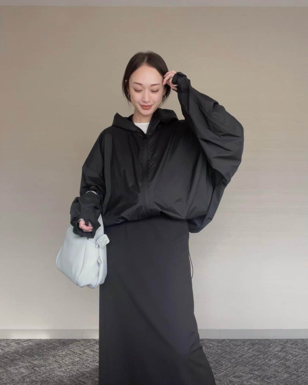 田中マヤさんのインスタグラム写真 - (田中マヤInstagram)「UVカットパーカーを作りました🤍  焼けたくないけど、 太陽の下で思いっきり楽しみたい☀️  日焼け止めを塗り直さなくても 羽織るだけ！  ⚫︎自転車に乗る時 ⚫︎子供の送り迎え ⚫︎公園で遊ぶ時 ⚫︎スポーツ観戦や試合観戦 ⚫︎海・プール・キャンプ ⚫︎車に乗る時 ⚫︎運動会 ⚫︎日傘をさしにくい状況 etc...  さまざまなシーンで 羽織るだけでUV対策ができるパーカー！ フード、マスクカバーをすれば ほぼ完全防備で 紫外線から守ることもできるんです✨  ポイントは☝🏻 ⚫︎ UPF50の高性能な紫外線保護指数を実現した素材を使用 ⚫︎軽量、かつコンパクトに収納可能 ⚫︎口元には、容易に着脱可能なマスクカバー ⚫︎手の甲を覆い隠す袖の長さと、ベルクロシステム ⚫︎インナーを気にしないたっぷりボリューミーな袖 ⚫︎お尻までちゃんと隠せるオーバーサイズ ⚫︎裾のドローコードで、ボリューム感が変幻自在 ⚫︎裾の絞り具合でショート丈にもなる ⚫︎クシャッと畳んでもシワになりにくい ⚫︎夏が終われば、普通のアウターとしても  背中に小さく😁 “DON'T GET SUNBURNED…” という文字。  オーバーサイズなので、 ユニセックスで家族で着ていただけます🤍  @cbp.tokyo か @tanakamaya_official のハイライト からも購入可能です✨  今年の夏も日焼け対策しながら 思いっきり楽しみましょっ😁✨  #ootd #fashion #패션 #コーデ #コーディネート #マヤコーデネート #私服 #マヤ服 #低身長コーデ #低身長 #小柄コーデ #uv #uvカット #uvカットパーカー #日焼け対策 #白肌 #日焼け対策グッズ #美白 #色白 #夏の必需品」6月5日 15時01分 - tanakamaya__official