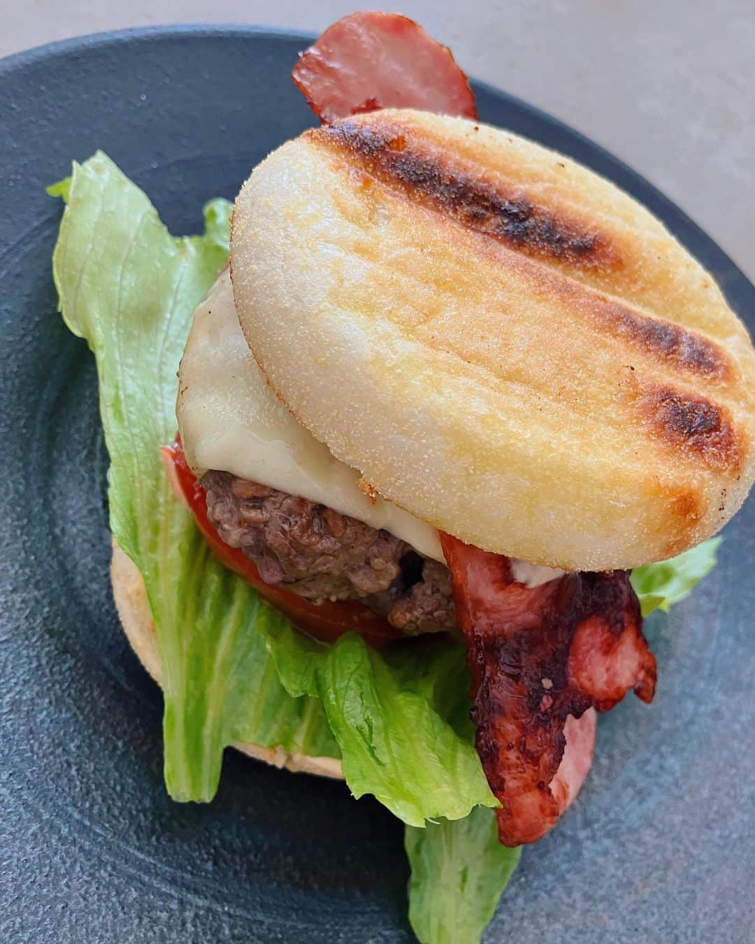 木村良平のインスタグラム：「やっぱちゃんとしたバンズ買わなきゃハンバーガーにはならん！ソースは美味しくできた。」