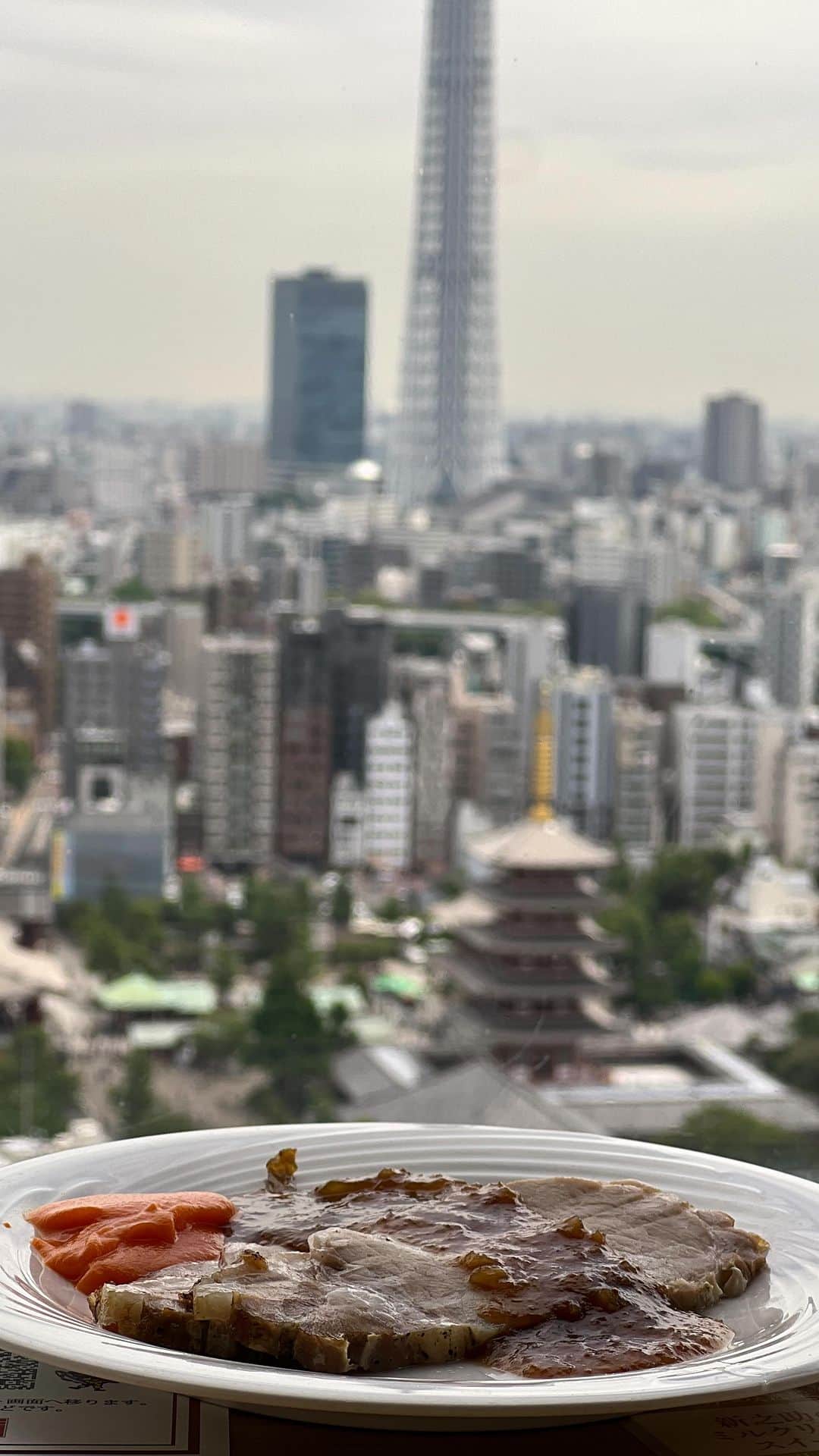 諸星伸一のインスタグラム：「一路順風✨  目標に向かって頑張ってる人には追い風が吹く✨  #lamborghini #ランボルギーニ #morohoshi #諸星伸一 #fightingstar #ファイティングスター #fsbk #世界最強モロックマ #世界最強諸星一家 #諸星一家 #powercraft  #lexani #lexanijapan #rockford #tokyo #japan」