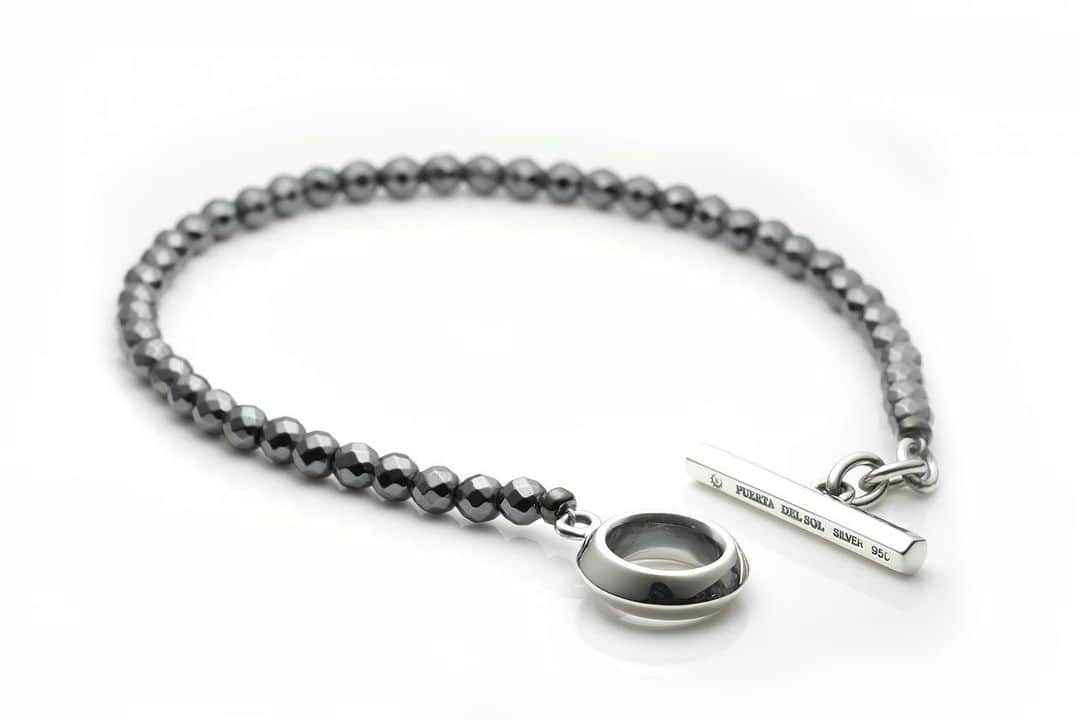 のインスタグラム：「♙ ♜ ♝ ♞ ♛ ♚ 【T-Bar Bracelet】 Tバーの留め具がアクセント✴︎✴︎✴︎  BR546HT/¥22,000  #PUERTADELSOL #プエルタ #プエルタデルソル #accessory  #jewelry #ジュエリー #アクセサリー #メンズアクセサリー #レディースアクセサリー #リング  #ring #necklace  #ネックレス #pierce  #ピアス  #bracelet  #ブレスレット #bangle  #バングル  #madeinjapan  #fashion  #tokyo #japan  #恵比寿 /03-5489-9470 @puertadelsol_official  #大阪 /06-6136-5345  @puertadelsol_osaka」