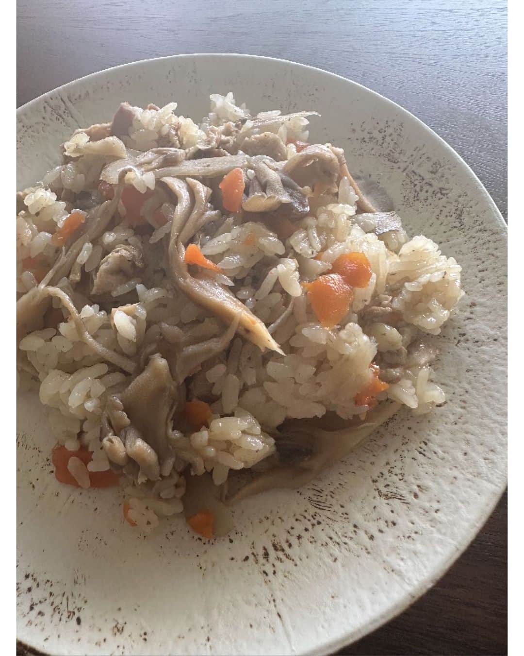 佐々木希さんのインスタグラム写真 - (佐々木希Instagram)「#サキホコレ で炊き込みご飯。 何にもしない真っ白なサキホコレのご飯ももちろん美味しいけど、炊き込みも美味しい🥹 炊き込みご飯は幼い頃から食べている母の味。」6月5日 15時07分 - nozomisasaki_official
