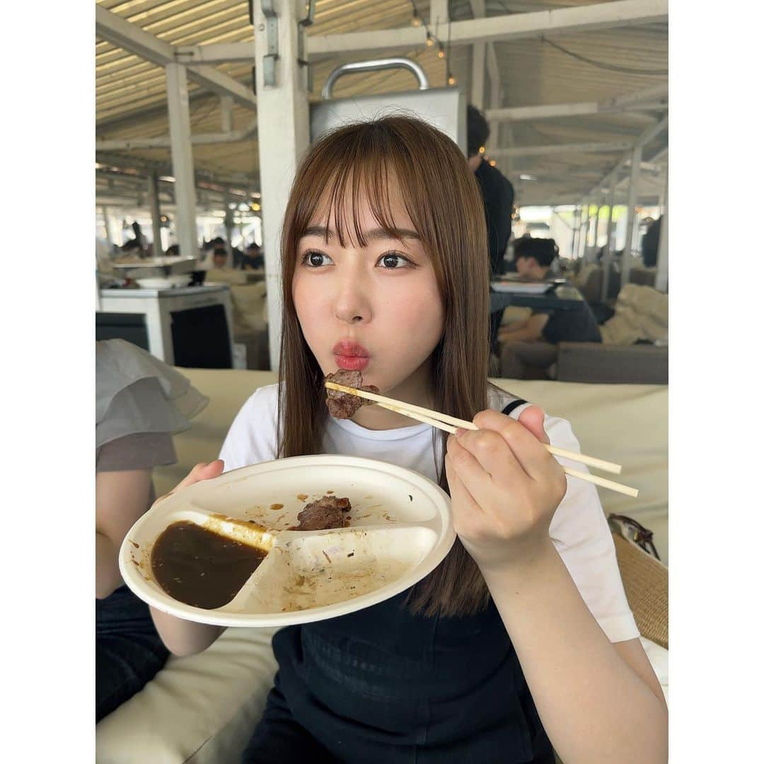 多田愛佳さんのインスタグラム写真 - (多田愛佳Instagram)「お肉が美味しすぎて幸❤️‍🔥 虫も鳩も少なくて快適に穏やかにBBQできたのがなによりよかった！笑 . 最後の写真はボス👶🏻（上司）に「鰹節も持って撮った方がいい」と言われたので意味わかんなかったけど←とりあえず撮ってもらったら盛れたので載せておきます😂 . インスタの写真を撮ってくれる優しい世界線最高ー！！ でもこれも見られてると思うと恥ずかしいwww」6月5日 15時07分 - lovetannnnnn