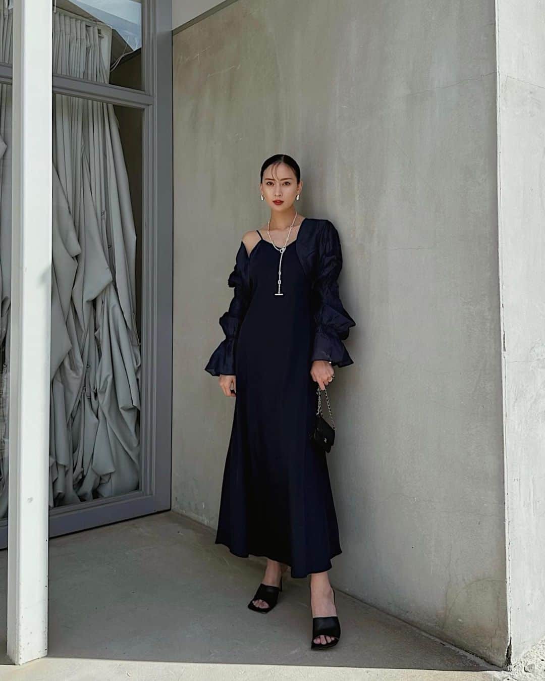 ソンイのインスタグラム：「@ambientofficial × ソンイコラボ服 いよいよ本日6月5日20時〜発売開始🪽 19時〜はインスタLIVEをするので、産後初めての現場復帰でドキドキ楽しみ🩵  キャンディスリーブボレロ付きのサテンマキシワンピースはデートやオケージョンにとってもおすすめです🤍 ネイビーすきっ🥹  ギャザーオールインワンはカジュアルにも上品にも着られるので多様なシーンで大活躍できます☕️🖤 学校行事にもおすすめ🖌️  ワンピースもオールインワンも、私は妊娠9ヶ月10ヶ月の時でも着用できたのでマタニティでも❣️  本日の発売開始から1週間限定で6月11日23時59分まで、 「AS0605」 のクーポンコードを入力していただくと 1000円オフになるので是非お得な期間にお買い物楽しんでください🤍」