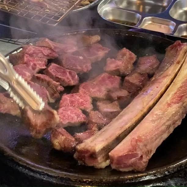 JR九州高速船株式会社のインスタグラム：「[日本語] [한국어] 釜山・西面（ソミョン）コジップ 고짚   今回は、西面（ソミョン）にある「骨付きカルビ」のお店を紹介します。 藁で焼いたカルビやオギョプサルはもちろん、まだまだお肉が残っている骨をまるごと入れて作るシメのテンジャンチゲが、なかなかの美味しさです！😊  월요일은 보기만 해도 힘이 나는 메뉴로 시작합니다!  짚불에 초벌구이한 우대갈비와 통뼈오겹살을 맛볼수 있는 고짚 서면본점. 통뼈를 넣어 끓인 무쇠된장찌개도 별미입니다. 😃👏  【住所・주소】 부산광역시 부산진구 부전로 64 64 Bujeon-ro, Busanjin-gu, Busan, South Korea  【営業時間】 15:00～23:00  #クイーンビートル #QUEENBEETLE #퀸비틀 #韓国旅行 #韓国 #釜山旅行 #釜山 #プサン #ソミョン #西面 #韓国焼肉 #骨付きカルビ #korea #busan #한국 #부산 #부산여행 #한국여행 #서면맛집 #부산맛집 #서면 #고기 #고짚 #우대갈비 #韓国好きな人と繋がりたい #jr九州高速船」