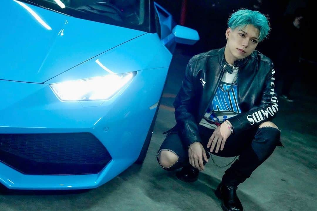 加納嘉将のインスタグラム：「「Ding Ding Dong 」  👿🚙  🩵Same color 🩵  #dingdingdong #bbz_ddd #ballistikboyz」