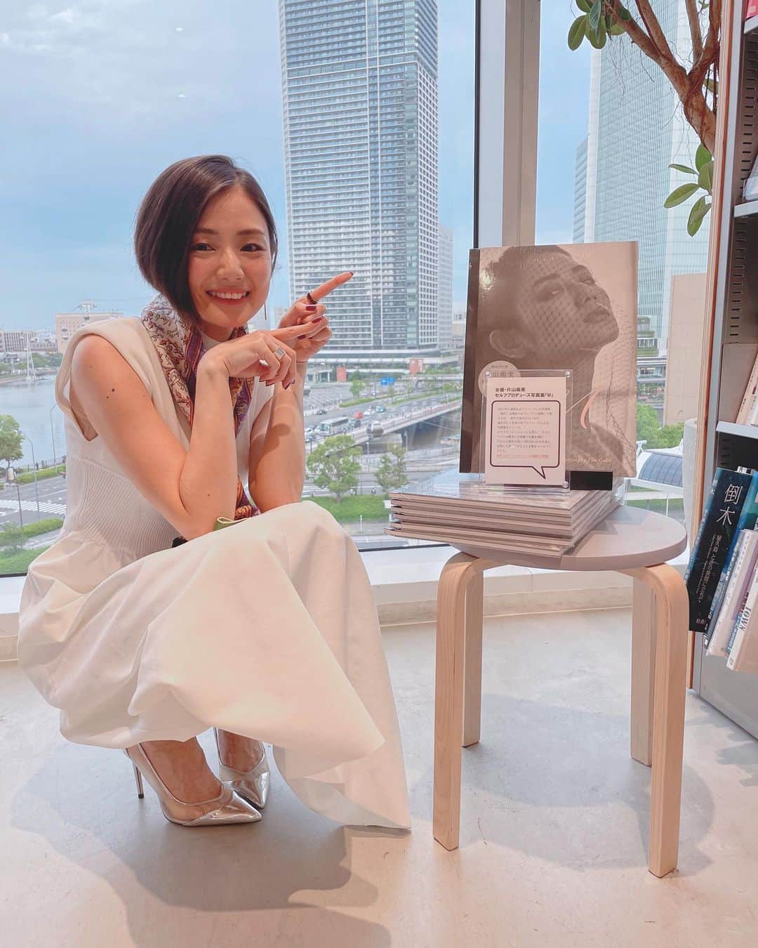 片山萌美のインスタグラム：「🎡  #片山萌美写真集m  STORY STORY YOKOHAMA さんでの イベント ありがとうございました✨  チェキ撮影では 色々あってすみません🥺 トークショーはいかがでしたでしょうか？ 楽しんでもらえていたら 嬉しいです ちなみに私はとても 楽しかった！🤍🤍🤍  自前衣装で 初めて エルメスのスカーフをコーデにいれてみたのですが 品がでて最強ですね こういう服装、 今は流行してないイメージなので 真っ向から逆をいきました🤣 だからファッションのことを 質問してもらえて嬉しかった...!!  来てくださった 応援してくださった 携わったスタッフの皆様に たくさんの感謝を..！🍀  ありがとうございました  #moemikatayama  #とりあえず写真集のイベントは一区切り！」