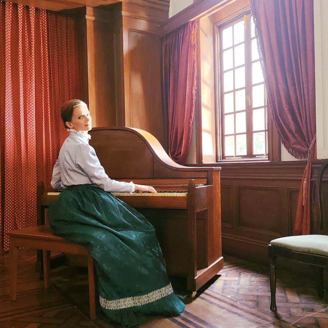 アナンダ・ジェイコブズのインスタグラム：「Vintage piano used for ep. 44 of "Ranman," where I sang and played "The Last Rose of Summer." I appear in several scenes which take place in the Rokumeikan, a place used in the Meiji era to promote Western culture to Japan. #vintagedress #vintagepiano #meijiera #鹿鳴館 #Rokumeikan #朝ドラらんまん #ClaraLawrence ＃クララ先生　＃クララローレンス　＃アナンダ・ジェイコブズ　#NHK #Japanesedrama ＃明治時代 #greendress」