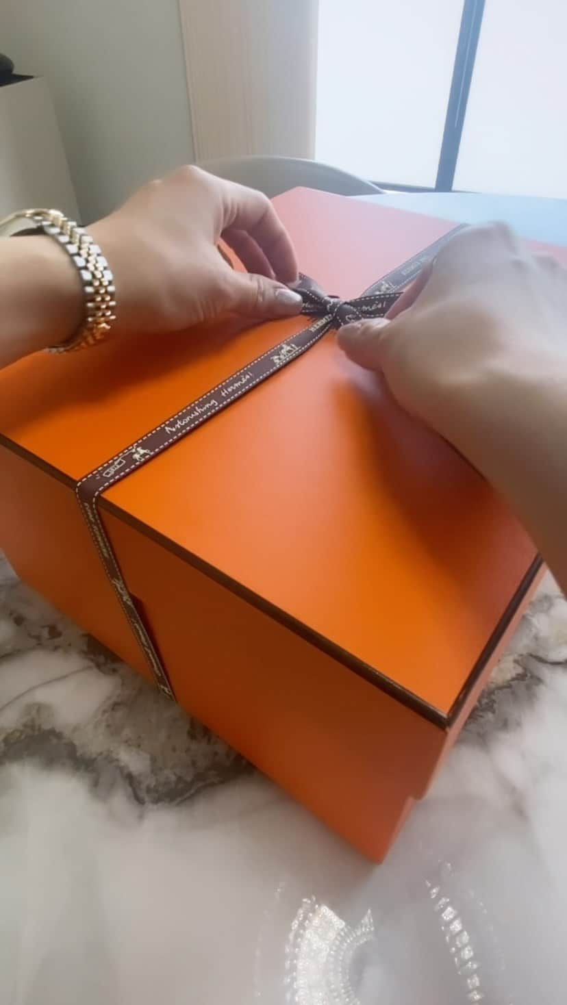 RICOのインスタグラム：「. . My Birthday Birkin 🤎🤎🤎 25は初めてなんだけどちょうどいいサイズ感かも🤭 とにかくかわいすぎるのよ！！！ 最高なスペック🥺🤎 . . #バーキン#バーキン25#エルメス#エルパト#バッグ#ハンドバッグ#マザーズバッグ#ミニバッグ#hermes#hermesbirkin#hermesbag#エルメスバッグ#ファーストバーキン#宝物#クレ#エルメスツイリー#ツイリー#オレンジボックス#orangebox#bag#開封動画#ロレックス#rolex#腕時計#入学式コーデ#卒園式コーデ#エトゥープ#エトゥープゴールド金具#誕生日プレゼント#birthdaypresent」