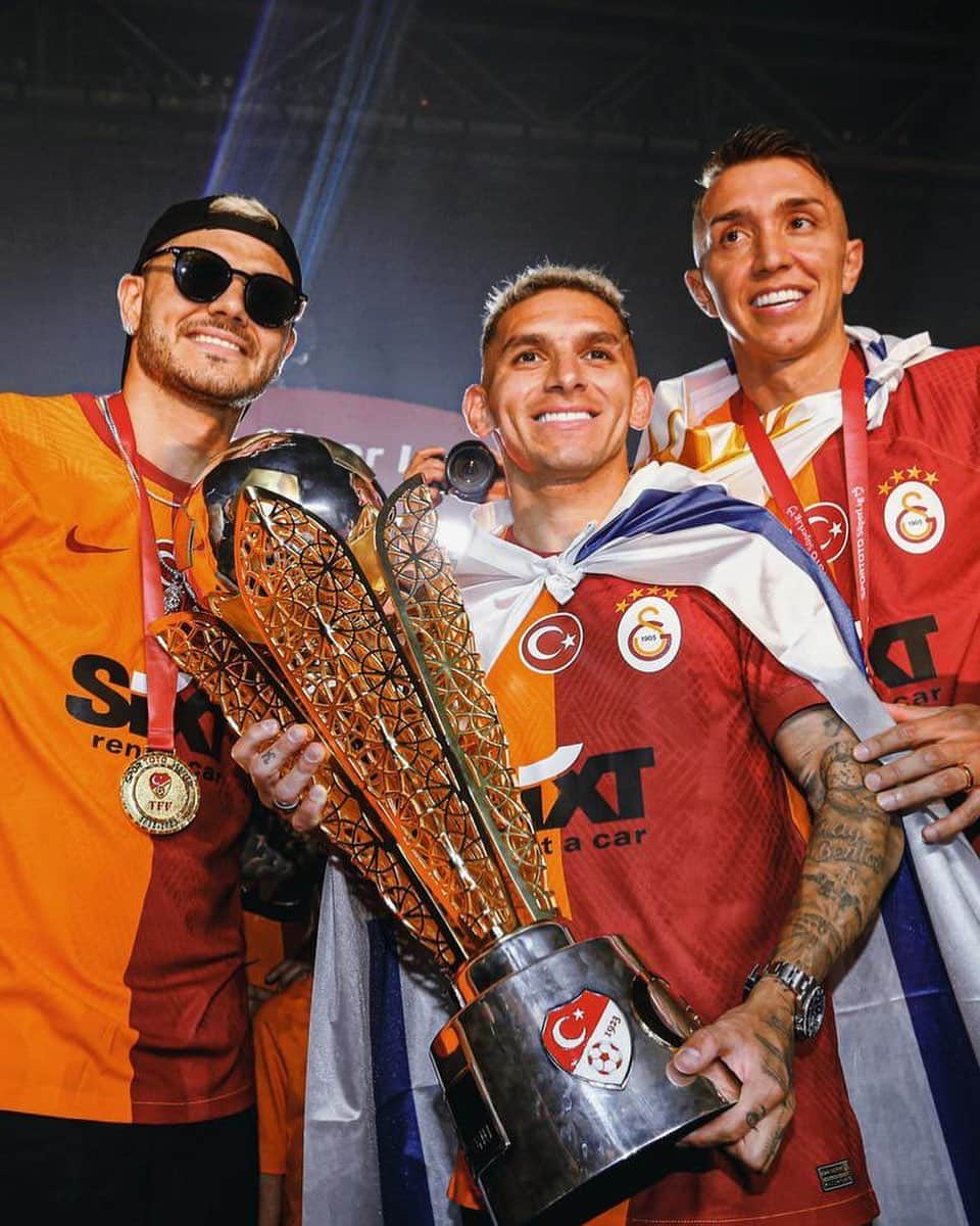 ルーカス・トレイラのインスタグラム：「Günaydın 💛🏆♥️ #IcardiQuedateAqui 🙏🏻  @mauroicardi @muslera」