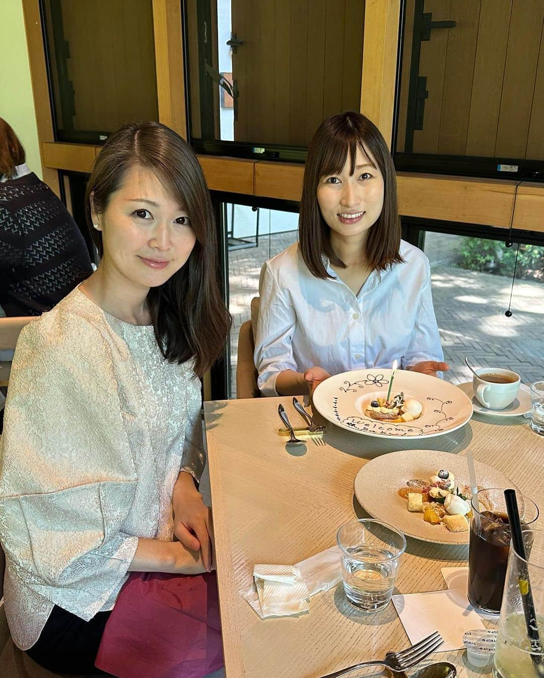 花田浩菜さんのインスタグラム写真 - (花田浩菜Instagram)「#東京都庭園美術館 にある #comodorestaurant 🥂 . . 緑たくさんの庭園美術館にあるレストラン🌿 とーっても！気持ちの良い時期でした✨ 可愛いくて仕事のできる @yukiiiiiii82 と☺️出産前に最後に会えて嬉しかった1日。妊婦さんって本当に愛おしい、、✨ 元気な赤ちゃん👶に会えるのが今から楽しみ☺️ . . . #コモドレストラン #レストランコモド #白金カフェ #白金台 #東京ランチ #庭園美術館」6月5日 15時26分 - hanadahirona