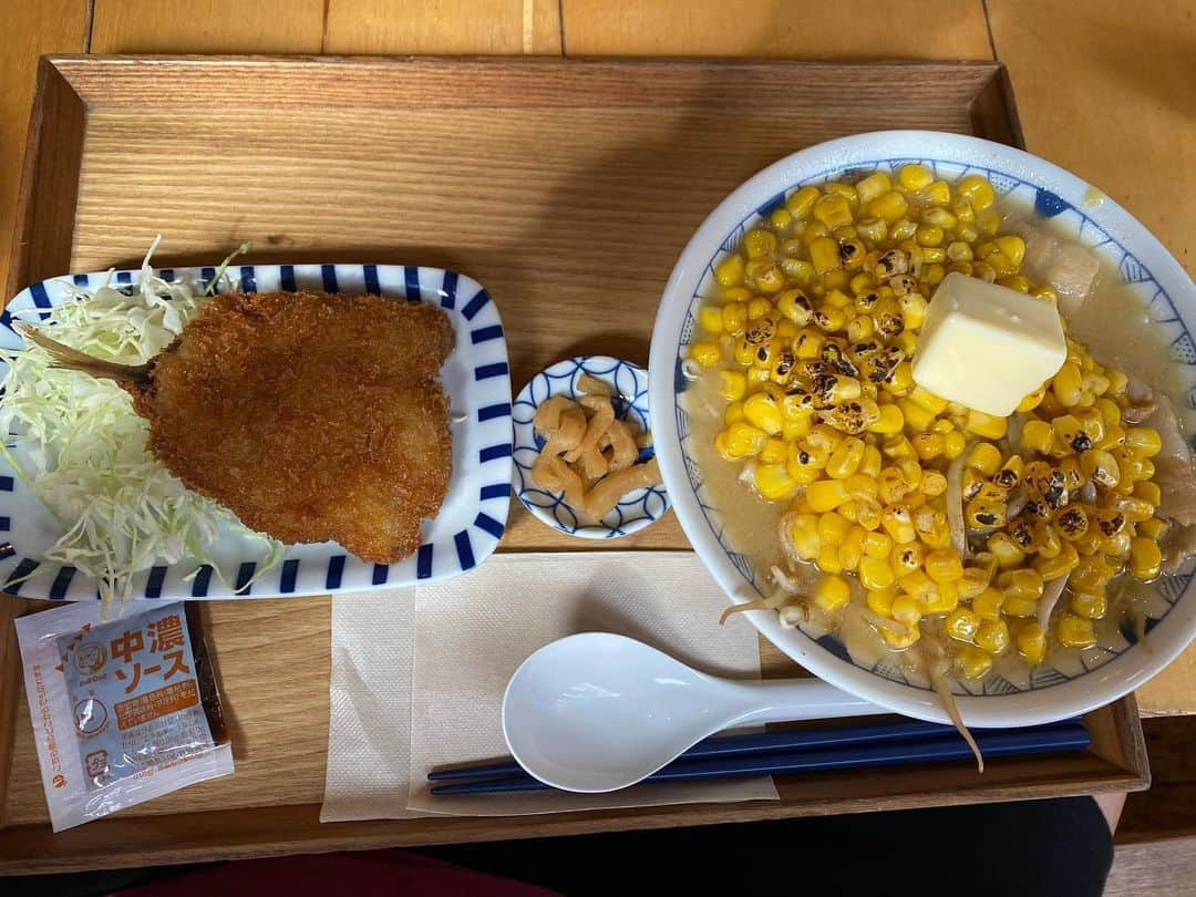 クロちゃんのインスタグラム：「お昼ご飯  味噌バターコーン豚汁 アジフライ  お魚と豚汁でヘルシーだしん♪」