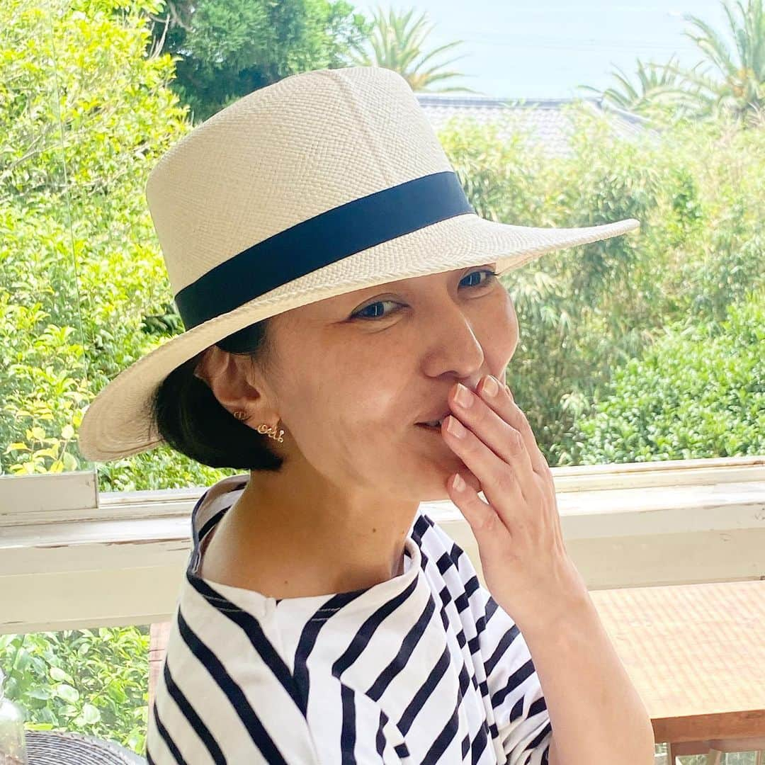 板谷由夏 さんのインスタグラム写真 - (板谷由夏 Instagram)「良い天気☀️ この帽子が活躍する季節が来た。 SINME @sinmedenim と  Saravah @saravah_hat 初のコラボです。 大好きなブランドで前々から愛用していたので、嬉しいコラボ😃  今回は、なるだけ日よけになるようにツバを広く 高さはSaravahらしさを取りいれて。 リボンは黒で大人っぽく仕上げて頂きました。 職人さんの素晴らしいお仕事です。 日々を重ねると少しずつ 色も変化します。それがまたいい。 長く愛用できますよ。 夏のファッションにプラスして 粋にどうぞ。  写真はカメラマン小暮徹氏。帰りにたくさんの 紫陽花を持たせてくれた。 幸せな初夏の午後。」6月5日 15時32分 - yukaitaya