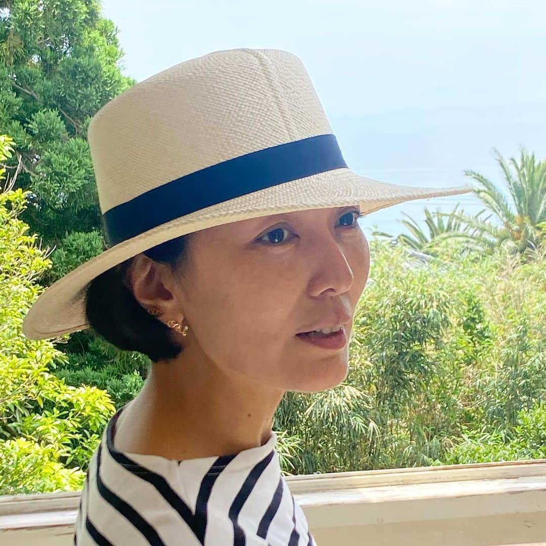 板谷由夏 のインスタグラム：「良い天気☀️ この帽子が活躍する季節が来た。 SINME @sinmedenim と  Saravah @saravah_hat 初のコラボです。 大好きなブランドで前々から愛用していたので、嬉しいコラボ😃  今回は、なるだけ日よけになるようにツバを広く 高さはSaravahらしさを取りいれて。 リボンは黒で大人っぽく仕上げて頂きました。 職人さんの素晴らしいお仕事です。 日々を重ねると少しずつ 色も変化します。それがまたいい。 長く愛用できますよ。 夏のファッションにプラスして 粋にどうぞ。  写真はカメラマン小暮徹氏。帰りにたくさんの 紫陽花を持たせてくれた。 幸せな初夏の午後。」
