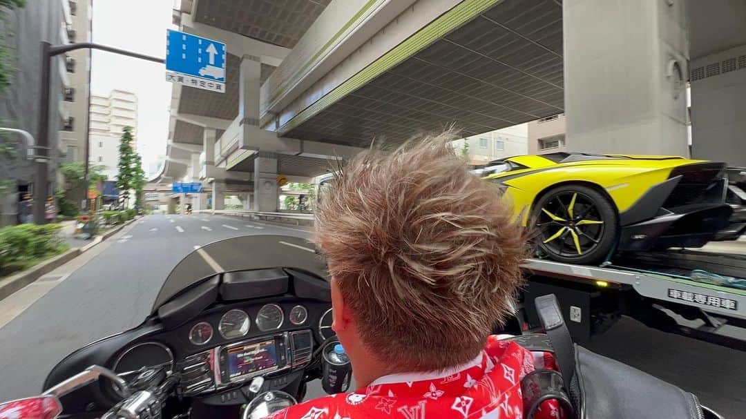 諸星伸一のインスタグラム：「トライクは、ノーヘルOKなのですが、めっちゃジロジロ見られます⛑️笑  #lamborghini #ランボルギーニ #morohoshi #諸星伸一 #fightingstar #ファイティングスター #fsbk #世界最強モロックマ #世界最強諸星一家 #諸星一家 #powercraft  #lexani #lexanijapan #rockford #tokyo #japan」