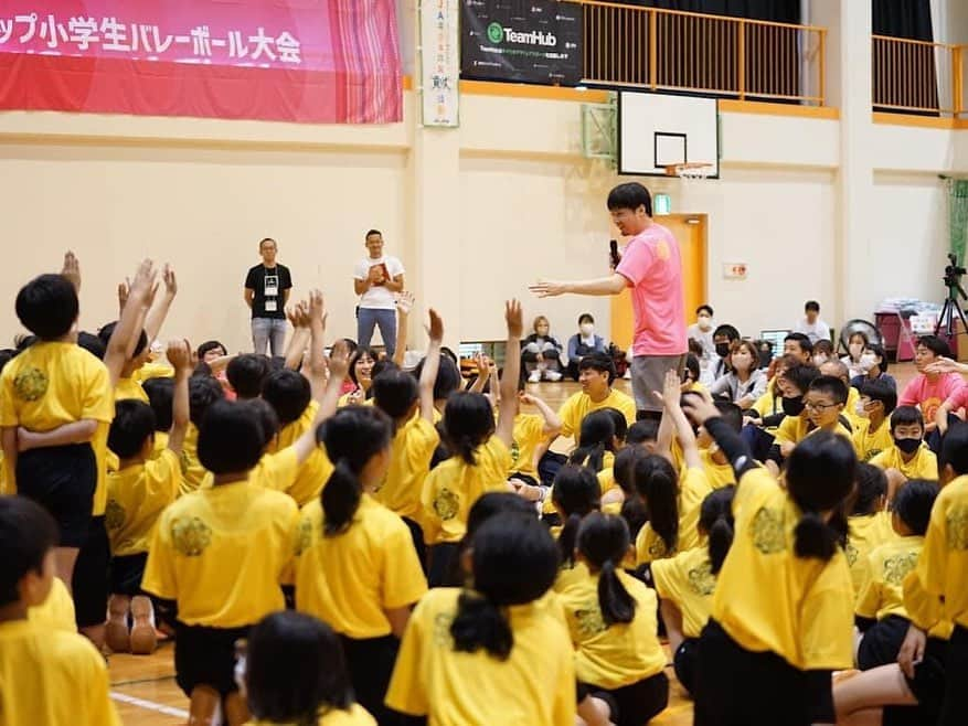 生山裕人さんのインスタグラム写真 - (生山裕人Instagram)「. 生山、まこさんしました。  この土日は、日本財団HEROsの活動の一環で、益子直美さんが主催されている『監督が怒ってはいけない大会 in広島』にサポートメンバーとして参加してきました。  まこさん(益子さんのニックネーム)自身が怒られる指導を受けたことによって引退後も自己否定を繰り返し苦しんだ経験があり、いまだに残るそのような指導を少しでも減らすために覚悟を持って活動されています。  生山はアマチュア時代は怒られる指導とは無縁の世界でプレーしてきました。  だからこそ21歳でもピュアに野球が大好きで、親や周囲の反対を押し切ってでも上を目指すチャレンジをすることができました。  しかし、プロ生活を送る中で理不尽な指導を経験し「野球が好き」と言えなくなってしまいました。  こんな経験を幼少期にしている子どもがいると考えると悲しくて仕方ないです。  あくまでスポーツは、人生を豊かにする手段のひとつだと思っています。  プロアマ問わず、いつまでもスポーツを楽しめる環境を作るためにコツコツ動いていこうと改めて思わせていただきました。  日本財団HEROsの皆様、『監督が怒ってはいけない大会』運営の皆様、参加してくださったチームの皆様、最高の時間をありがとうございましたー！  あー！楽しすぎたああああああ！！  みんな大好き！！！！！！  #監督が怒ってはいけない大会 #益子直美 #益子直美カップ #バレーボール #日本財団heros」6月5日 15時39分 - ikuyaman130