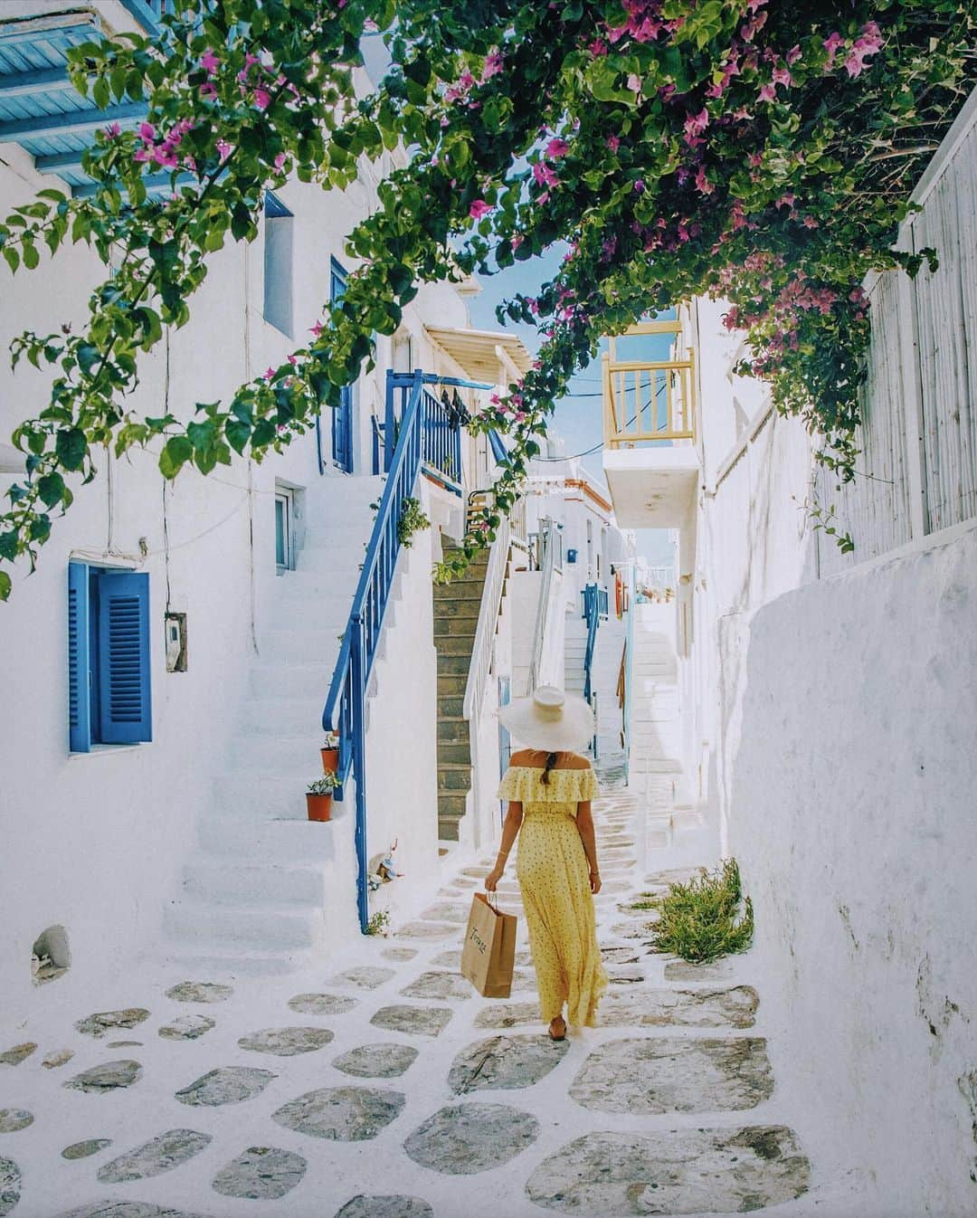 タラ・ミルクティーさんのインスタグラム写真 - (タラ・ミルクティーInstagram)「Distant memories from Greece, exactly six years ago 🇬🇷💭   So happy to be back in this beautiful country after all this time. This time we’ll be exploring Crete, Athens, Rhodes, and Zakynthos. Any tips?   Photo locations: 📍 Oia, Santorini 📍 Blue Palace, Crete 📍 Astarte Suites, Santorini  📍 Seaside Cafe, Mykonos 📍 Seitan Limania, Crete 📍 Oia, Santorini  📍 Vedema, Santorini 📍 Mykonos  📍 Cavo Tagoo, Mykonos 📍 Blue Palace, Crete」6月5日 15時40分 - taramilktea