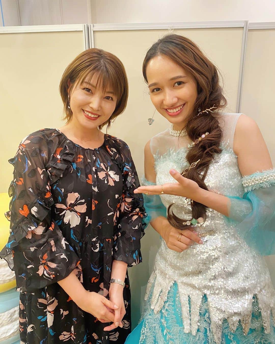 のインスタグラム：「. テレビやラジオでお伝えしたとおり 映画「リトル・マーメイド」プレミアム吹替版で 一言声優のお仕事をさせていただきました🧜🏻‍♀️🦀🐠✨ . 写真はアリエル役の豊原江理佳さんです✨ . なんと、エンドロールに名前が出てきますので ぜひ最後まで席を立たずに、チェックしてください♪ . 今月(6月)9日、全国公開です！劇場でご覧ください！ . #リトルマーメイド #リトルマーメイドプレミアム吹替版 #声優さんってすごい #豊原江理佳 さん」