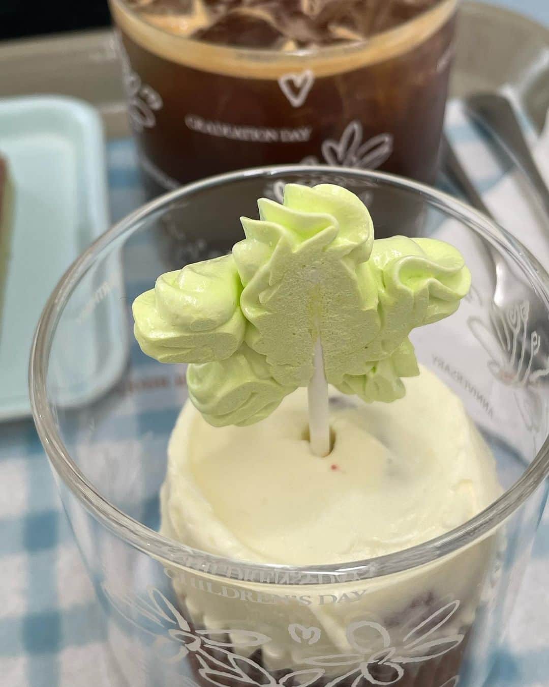 高井香子さんのインスタグラム写真 - (高井香子Instagram)「リボンケーキ求めて行ったら、 デザイン変わってた🎀  @cafecots_   可愛い映えが好きな方は是非っ 味はバタークリーム系。  ソンスから少し離れた場所にあるけど、このカフェがあるエリアも栄えてて楽しいよ🙂  #cots  #韓国旅行 #韓国カフェ  #1日1こうこりあさんぽ」6月5日 15時52分 - cocoreacoco