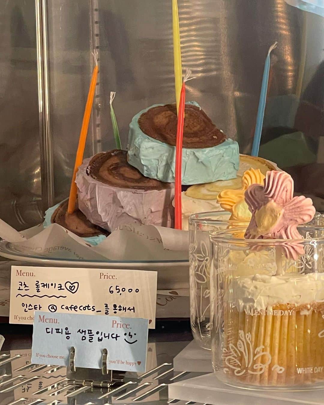 高井香子さんのインスタグラム写真 - (高井香子Instagram)「リボンケーキ求めて行ったら、 デザイン変わってた🎀  @cafecots_   可愛い映えが好きな方は是非っ 味はバタークリーム系。  ソンスから少し離れた場所にあるけど、このカフェがあるエリアも栄えてて楽しいよ🙂  #cots  #韓国旅行 #韓国カフェ  #1日1こうこりあさんぽ」6月5日 15時52分 - cocoreacoco